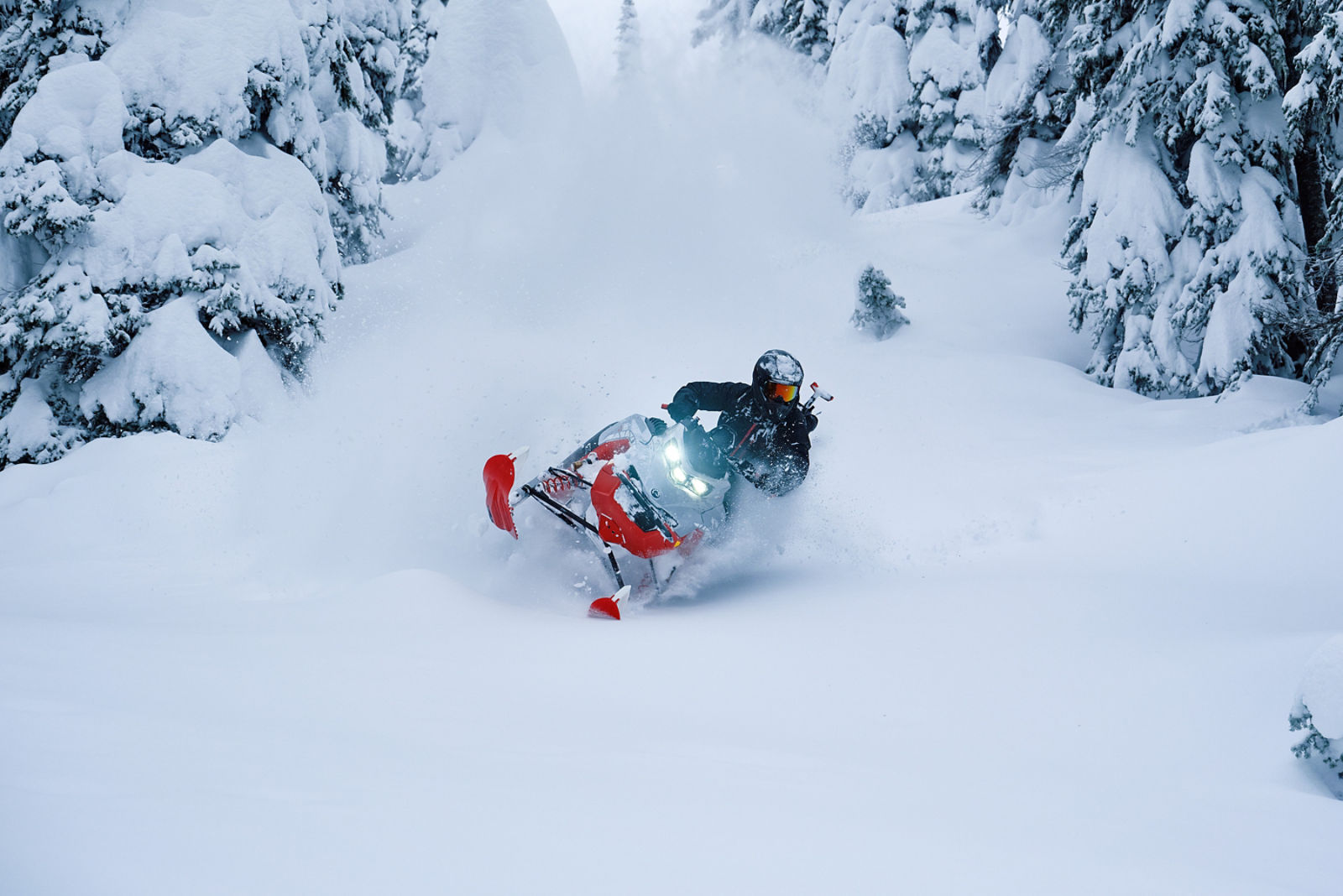 2027 Lynx Shredder snøscooter kjører nedover en snødekt skog