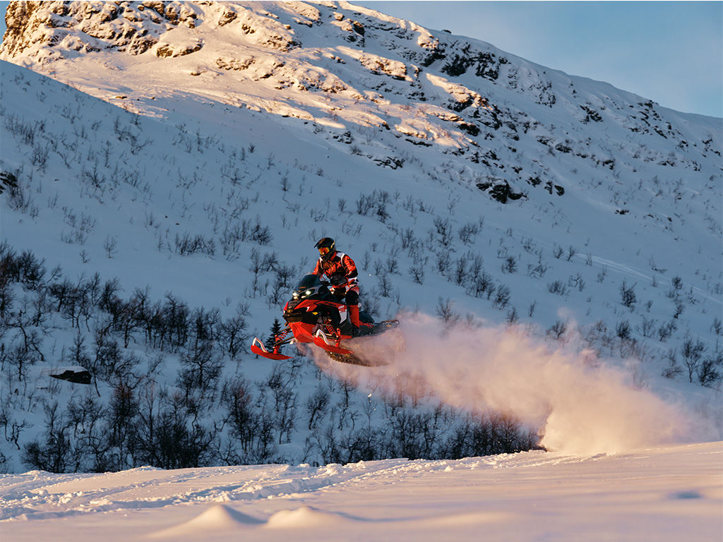 Motoneigiste dans les airs sur un Lynx Rave RE 2027