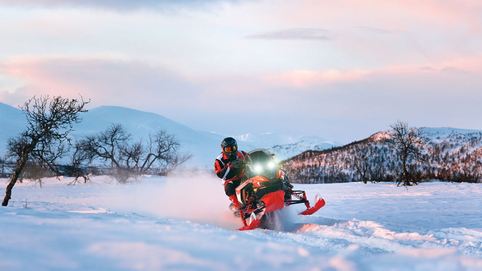 Motoneigiste en randonnée sur une motoneige Lynx Rave RE 2027 à l'aube
