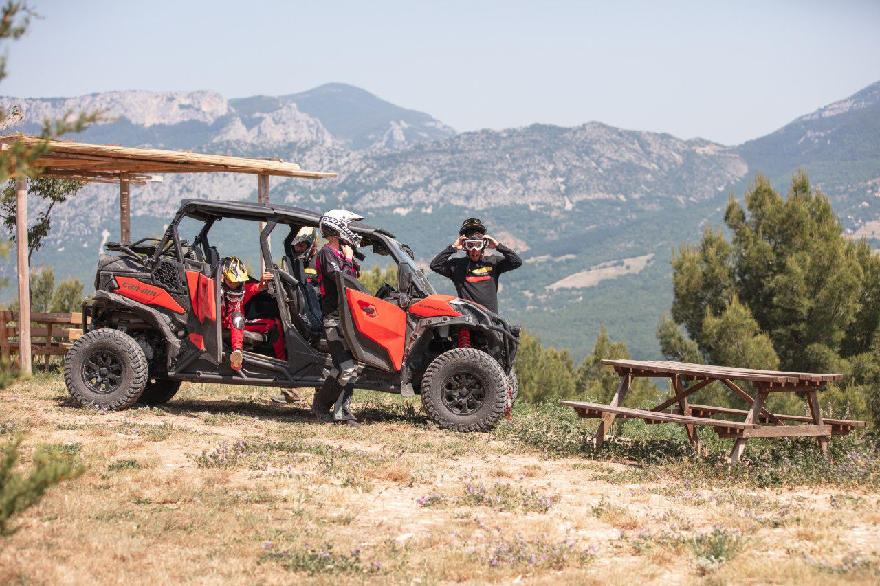 Familie beim Verlassen des Fahrzeugs