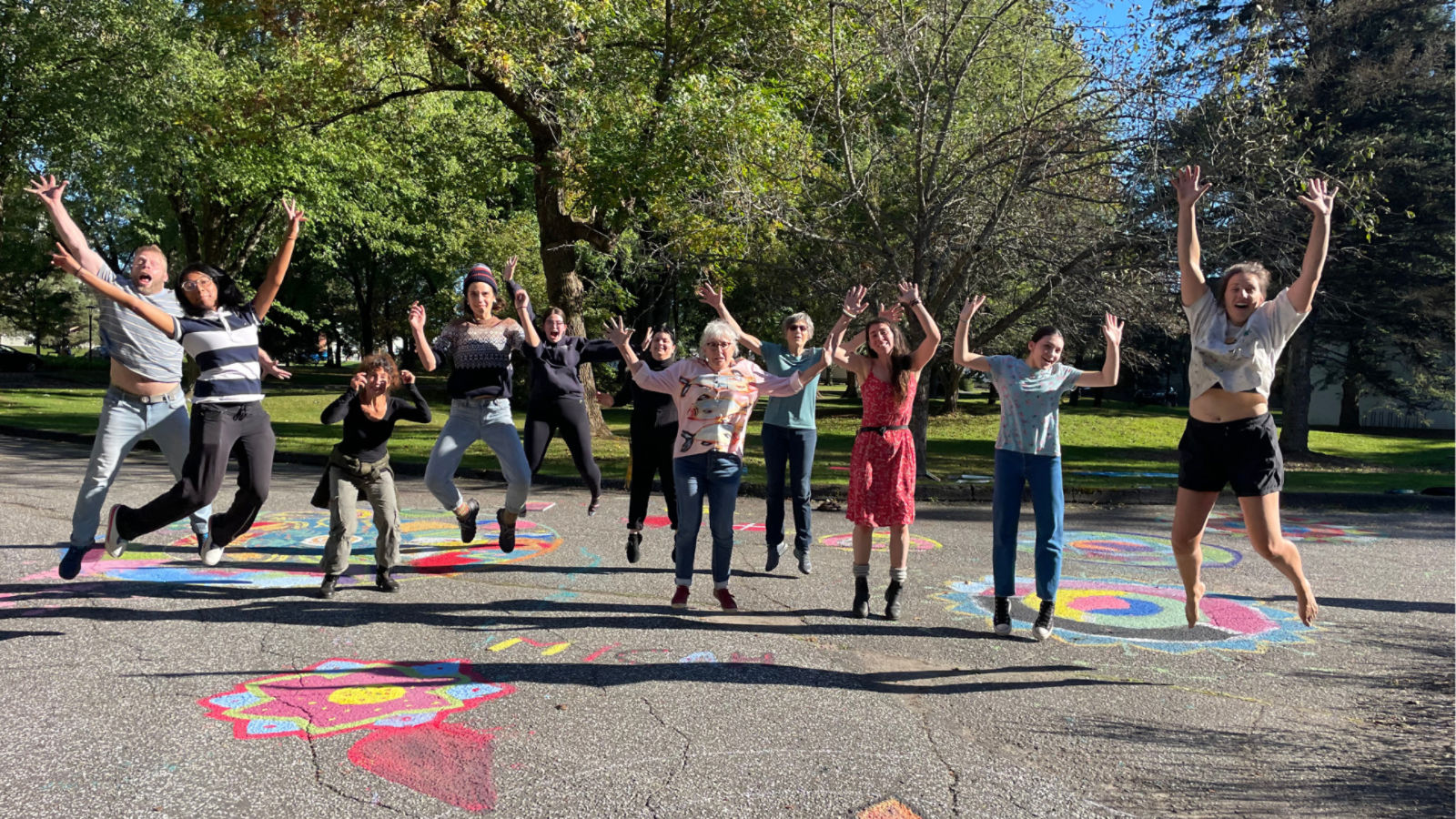 Comité local saltando al aire