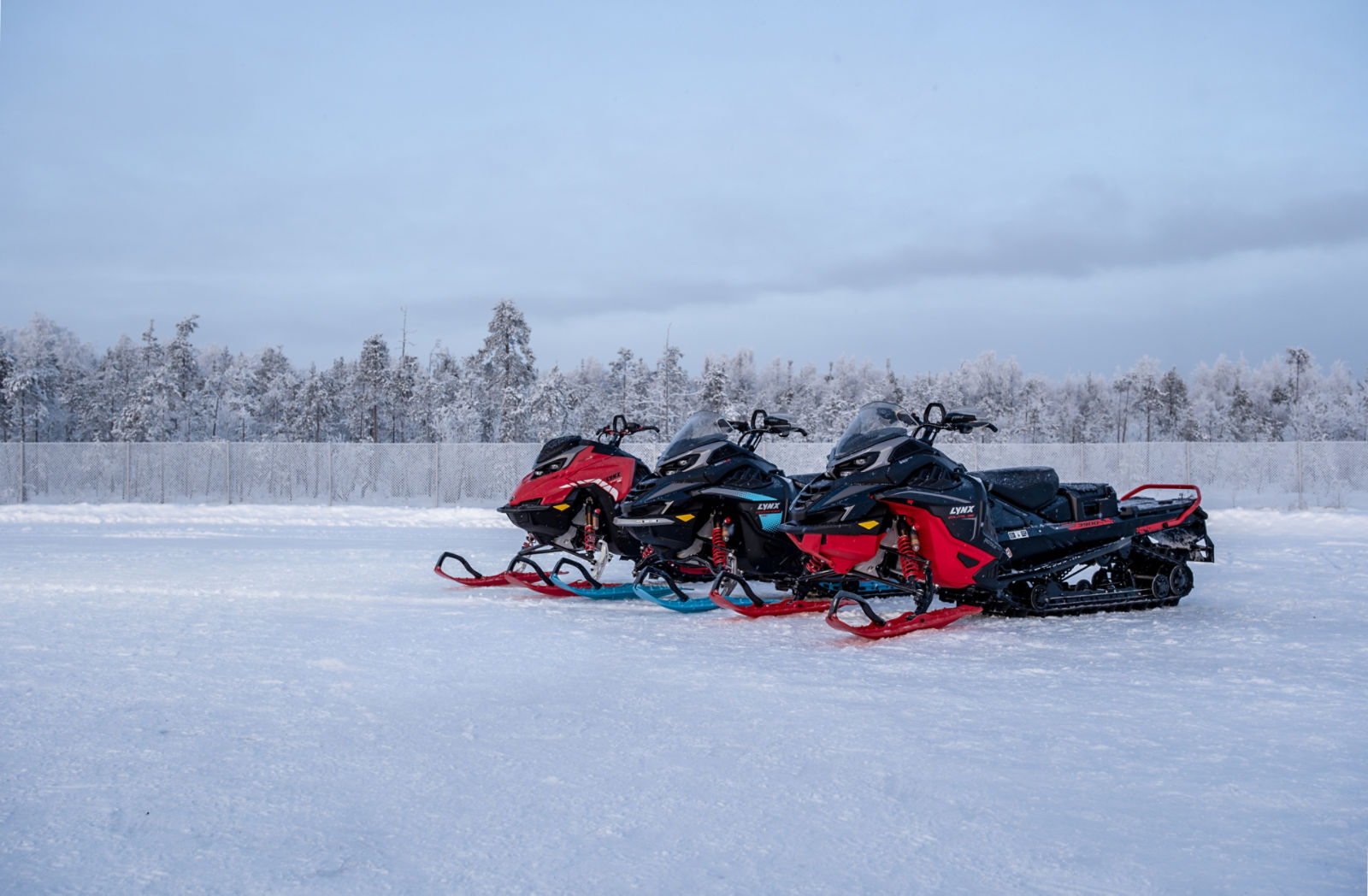 Trois motoneiges Lynx dans un champ enneigé