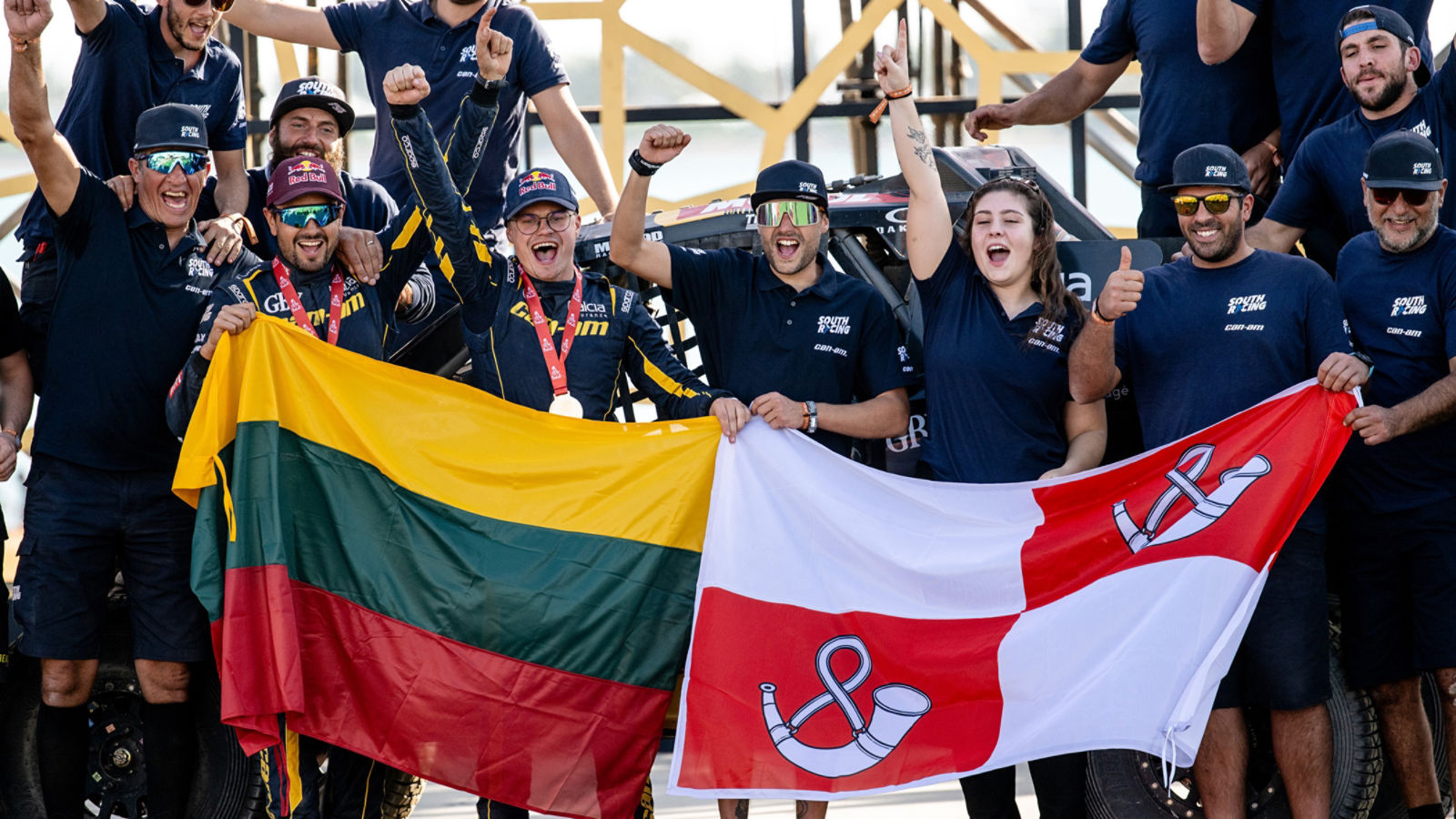 Rokas Baciuška y su equipo celebran el 3er puesto en la categoría Challenger del Rally Dakar