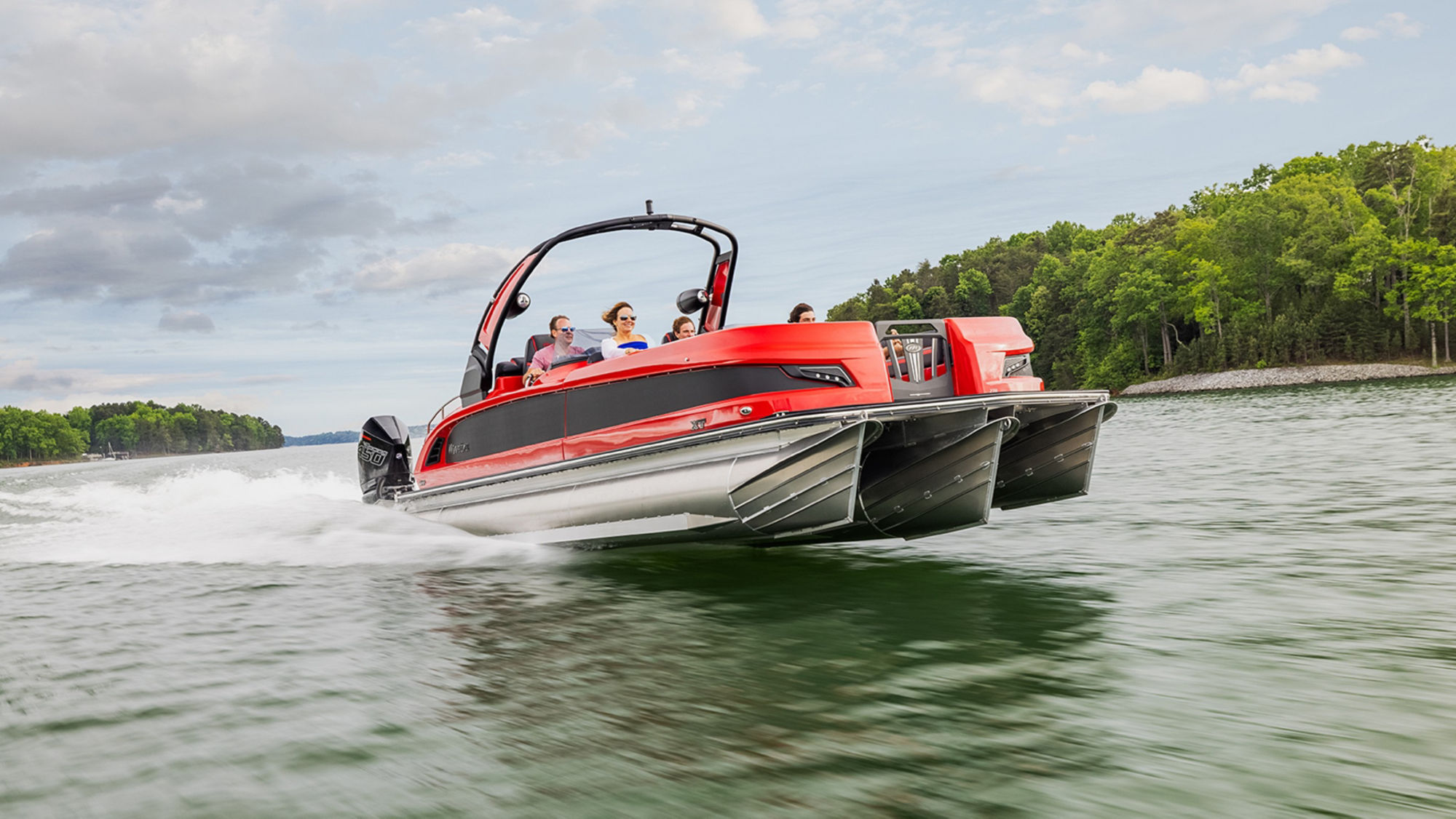 Manitou Pontoon Boar de luxe roulant rapidement sur l'eau