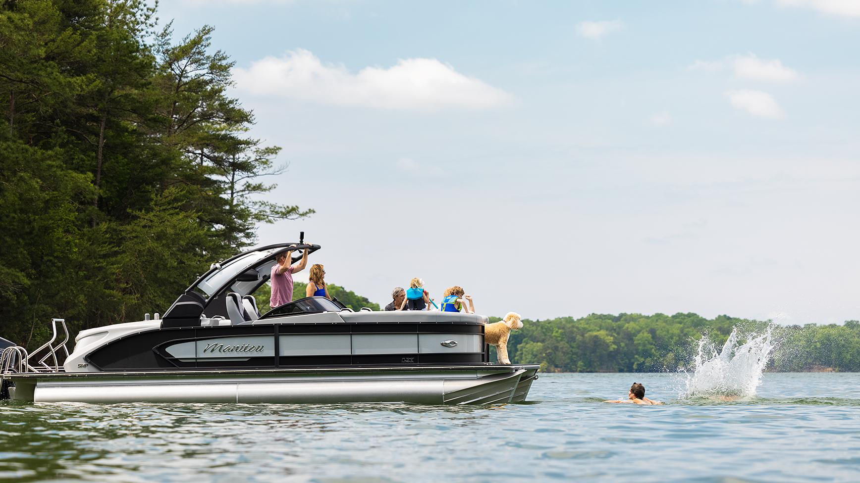 Famille profitant d'un moment sur l'eau avec leur Manitou LX Pontoon Boat