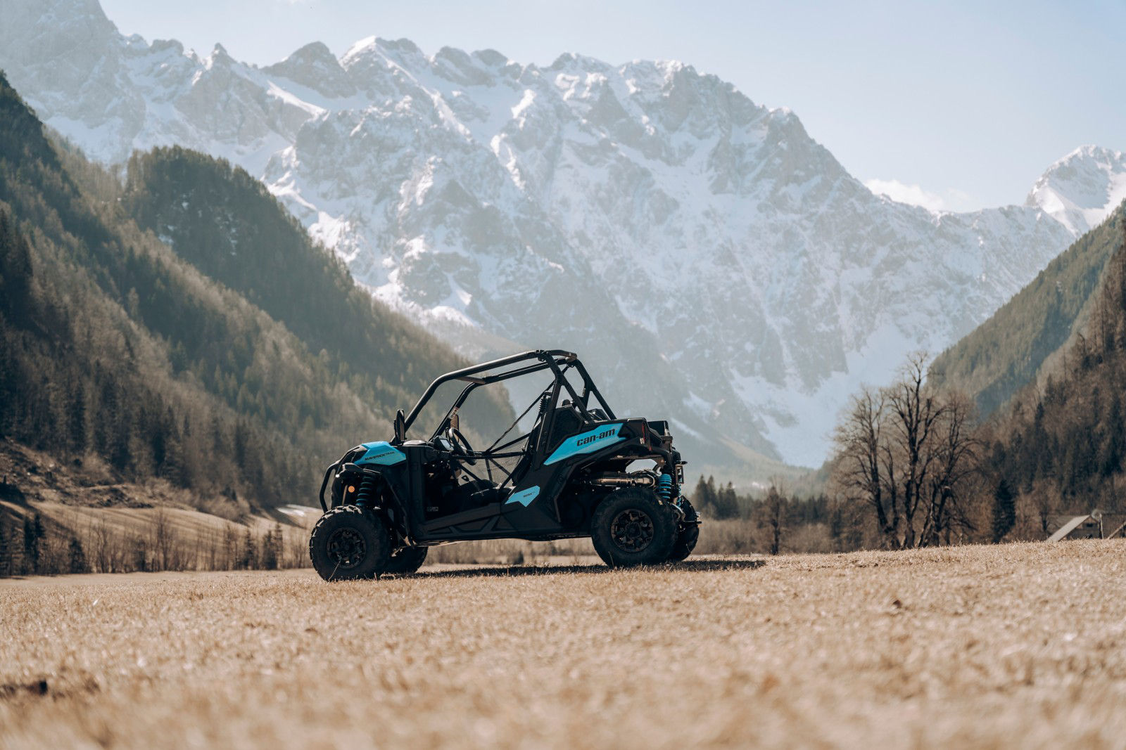 Un Maverick Trail con las montañas de fondo