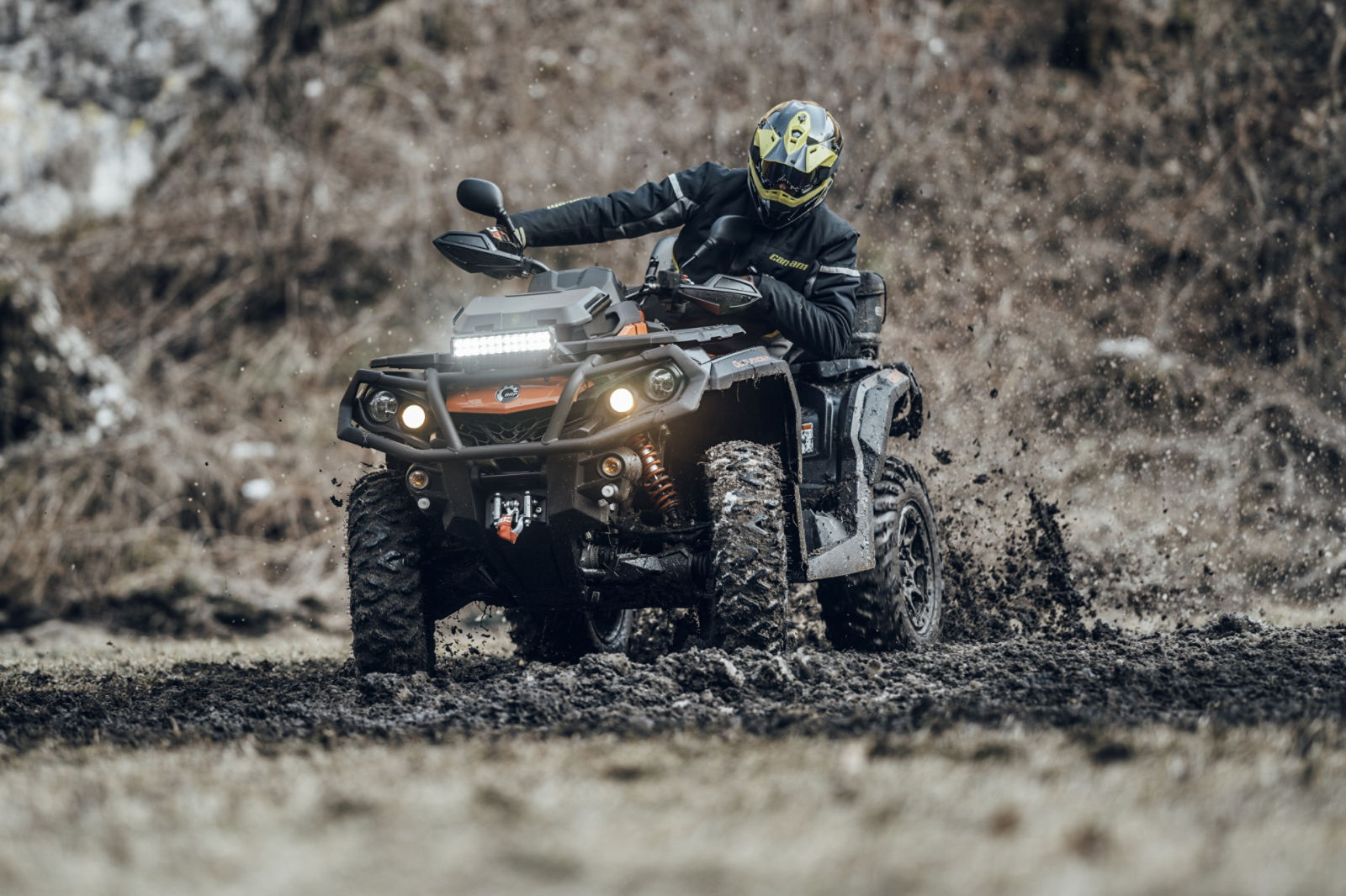 Can-Am Outlander en virage rapide