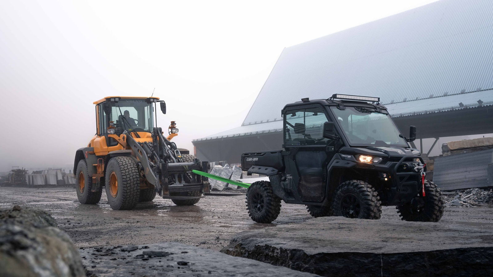 Can-Am Traxter som bogserar en traktor
