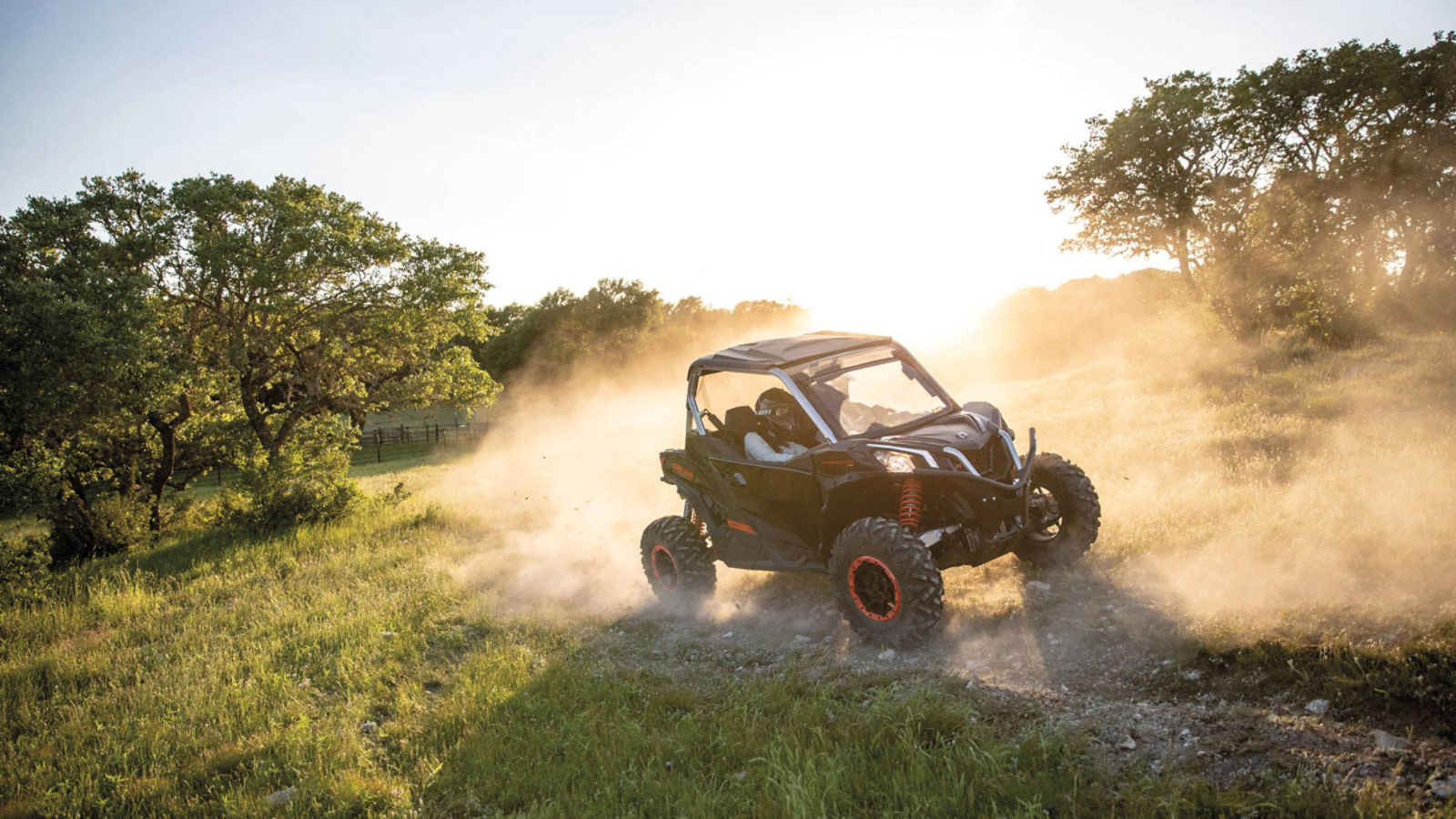 Veículo Can-Am em ação em terreno empoeirado