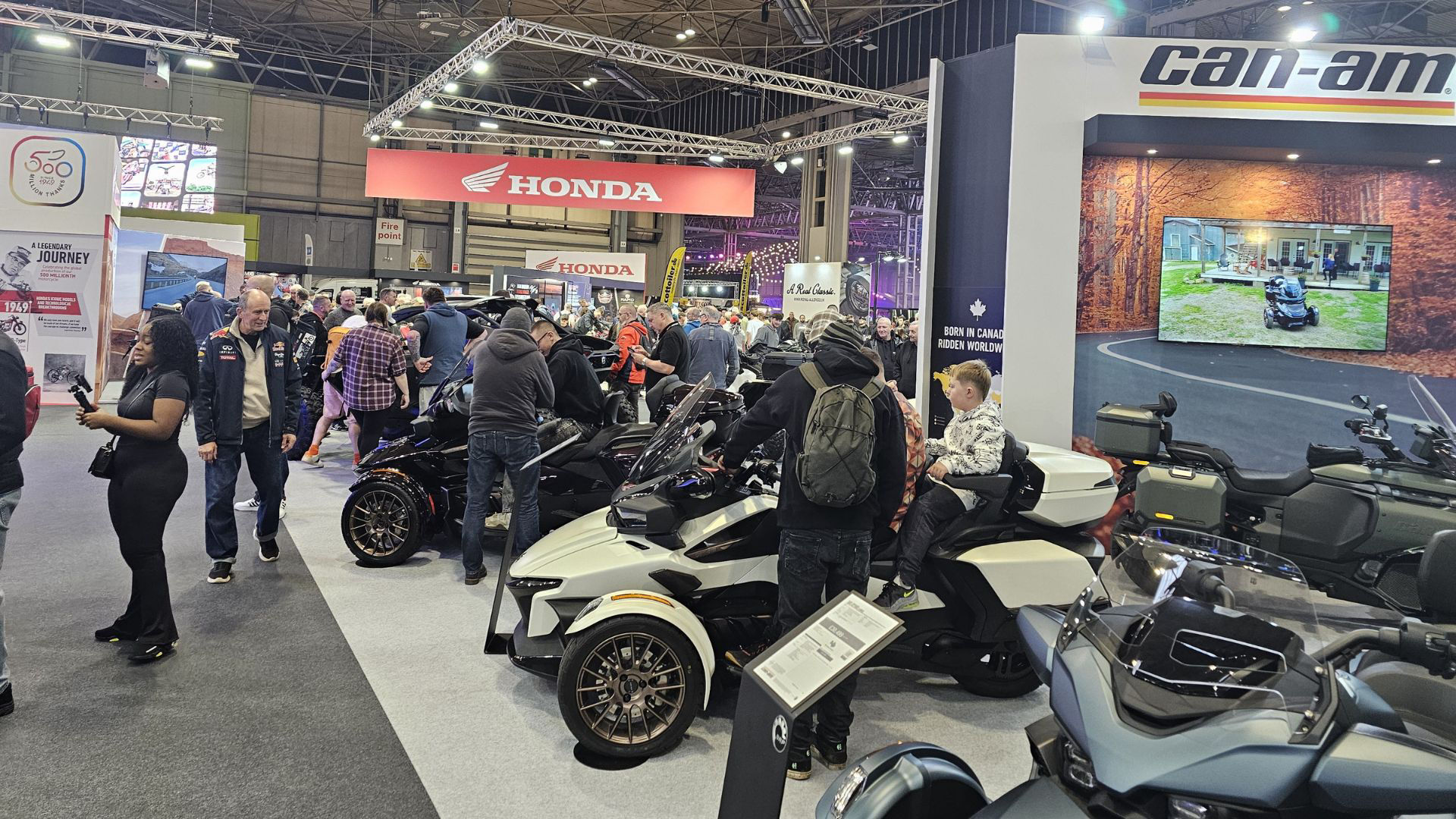 De 3-wielmotoren van Can-Am On-Road tentoongesteld in een stand op een beurs