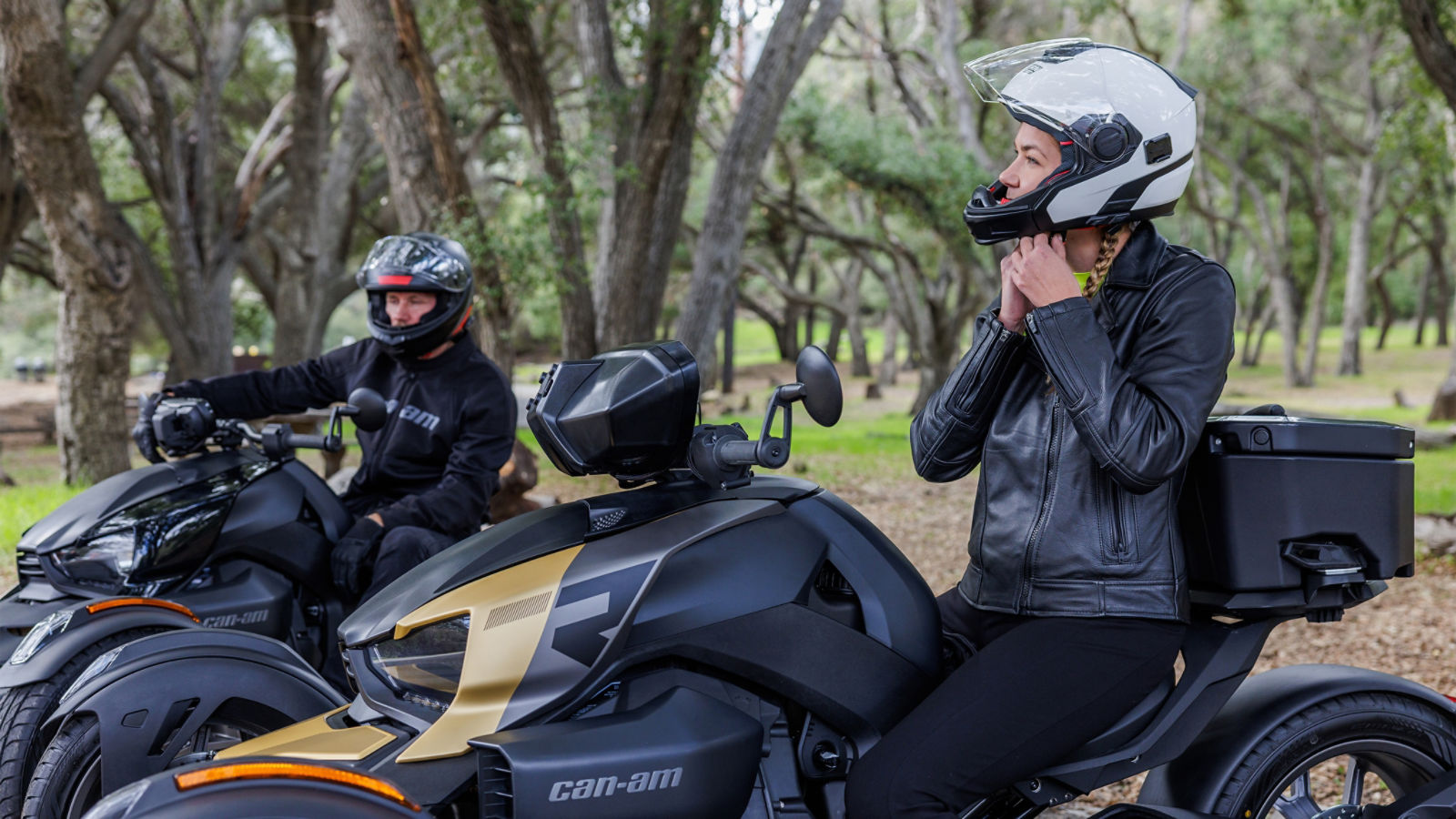 Twee mensen maken zich klaar voor een testrit.