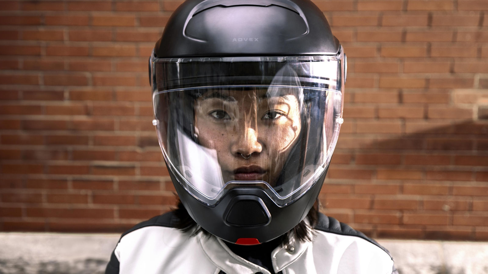 Gros plan d'une femme sur une moto Can-Am avec un casque