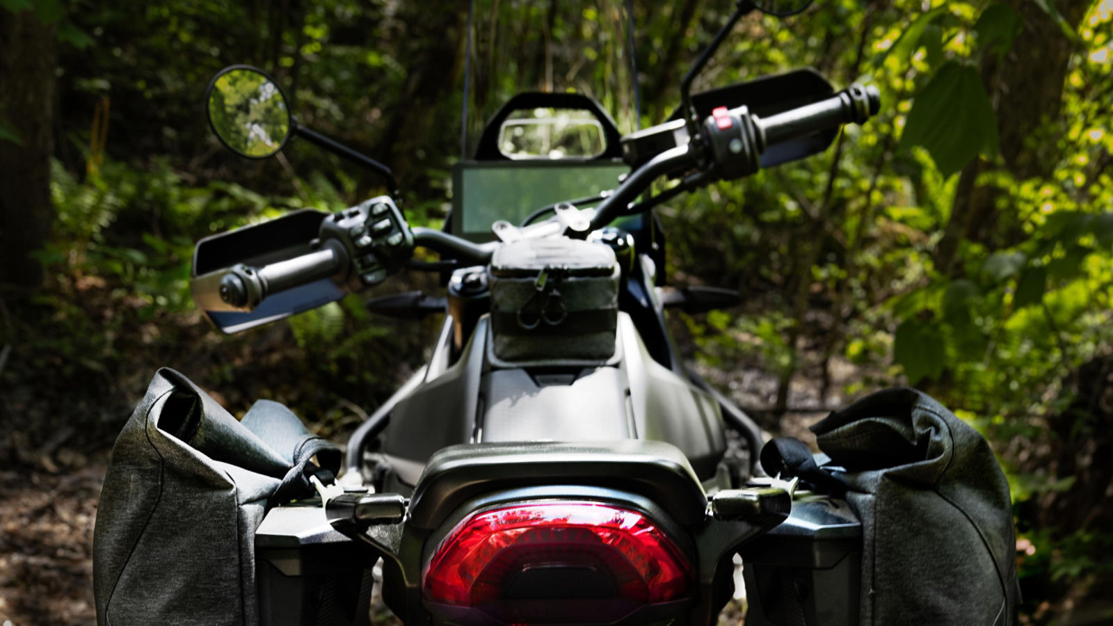 Can-Am Origin motorcykelvy bakifrån med LinQ-sadelväskor