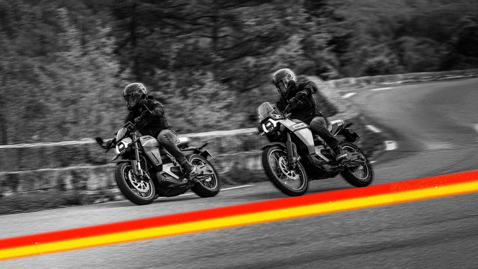 Zwei Can-Am-Elektromotorräder fahren