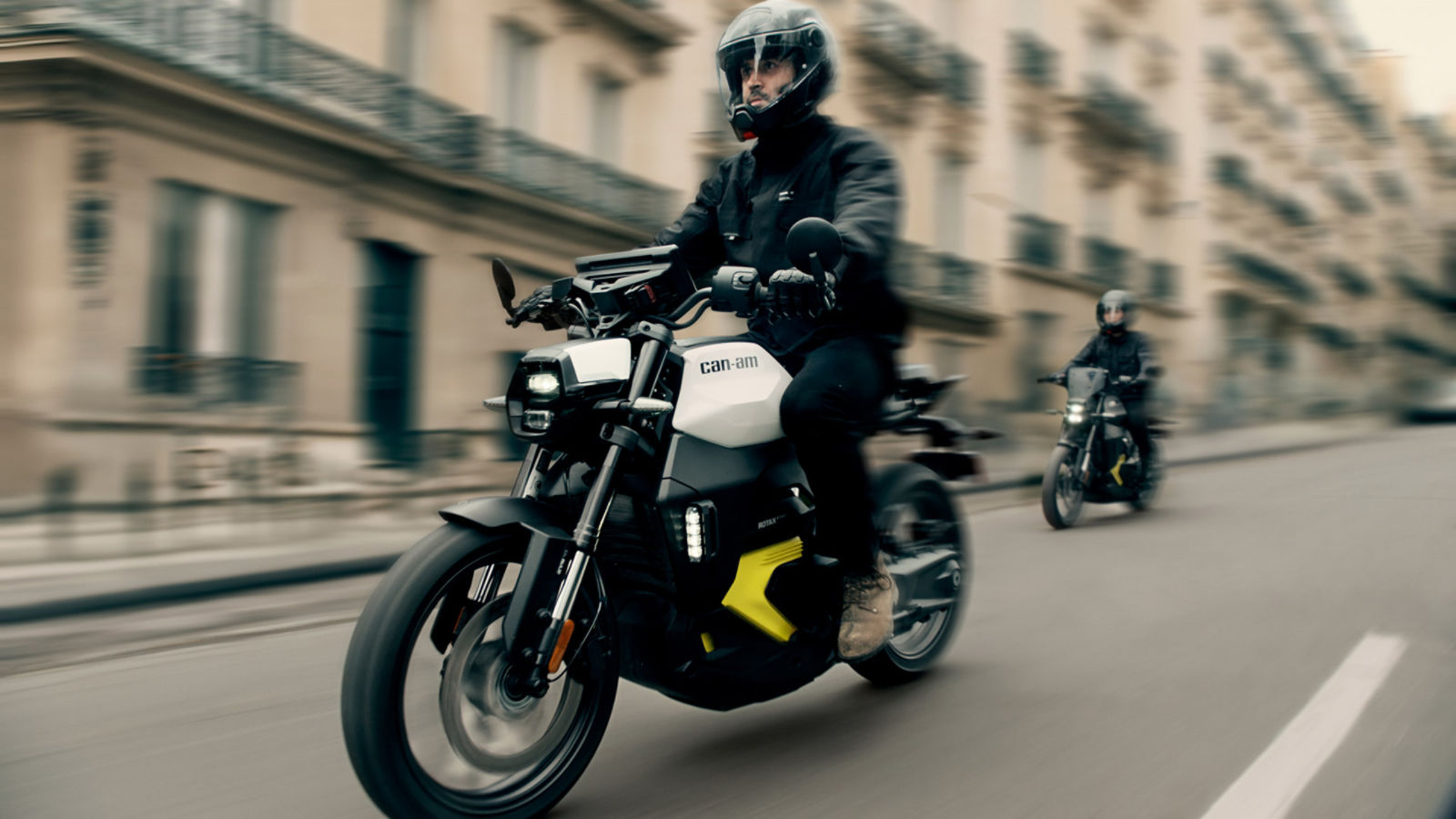 Zwei Fahrer auf Can-Am-Elektromotorrädern in der Stadt