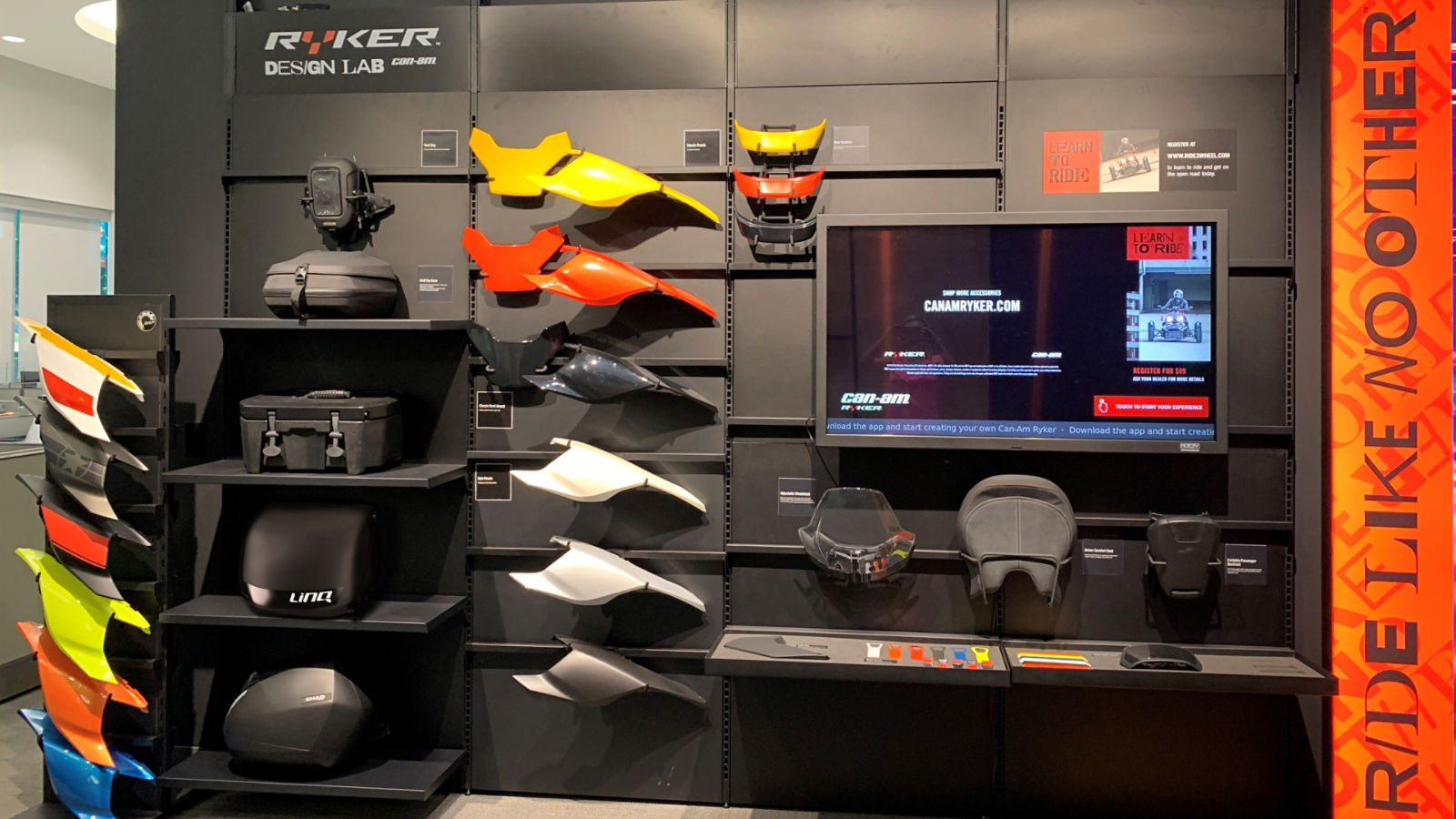 Présentation d’un trois-roues dans une concession Can-Am