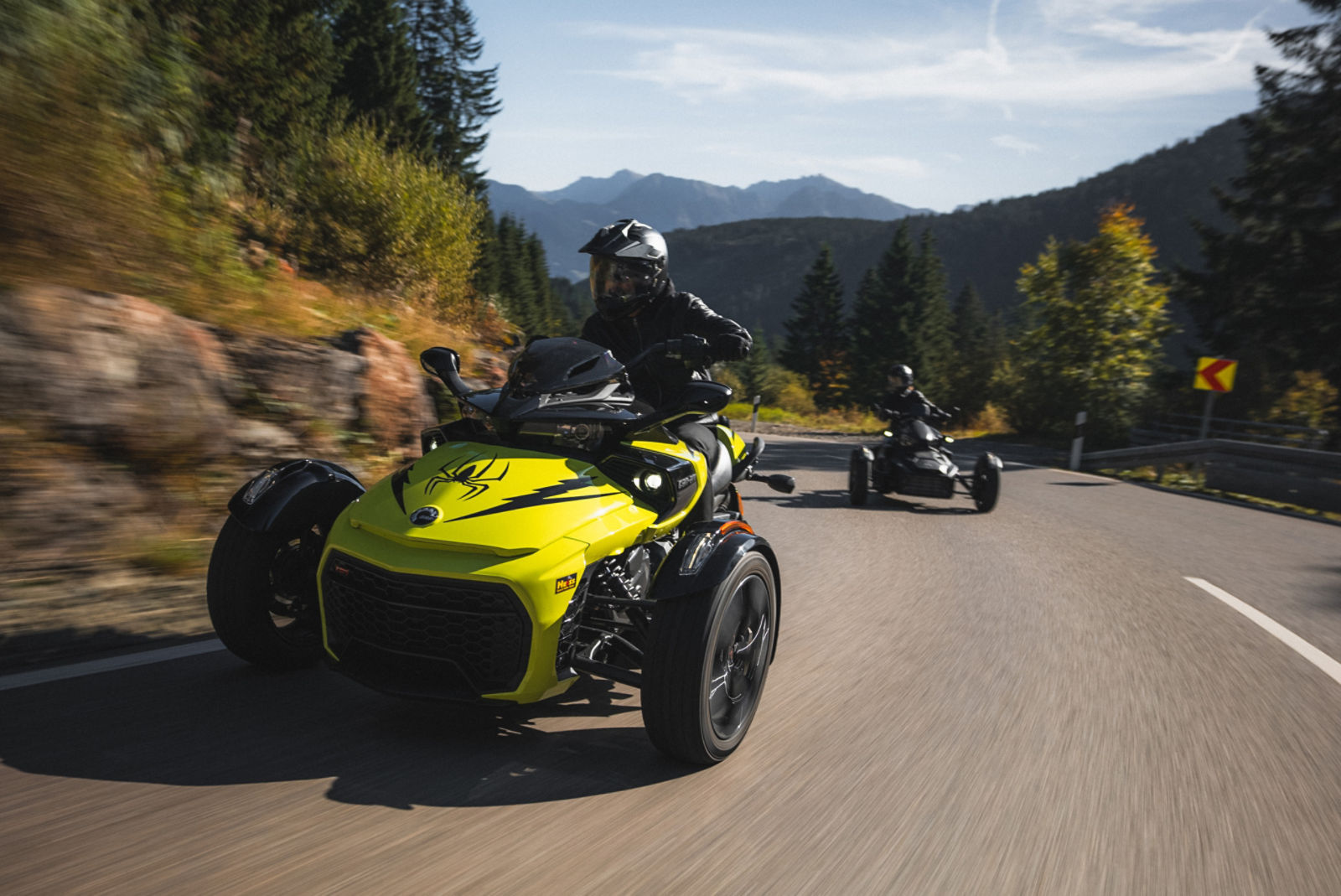 Daniel Abt sitzt auf einem Can-Am Spyder
