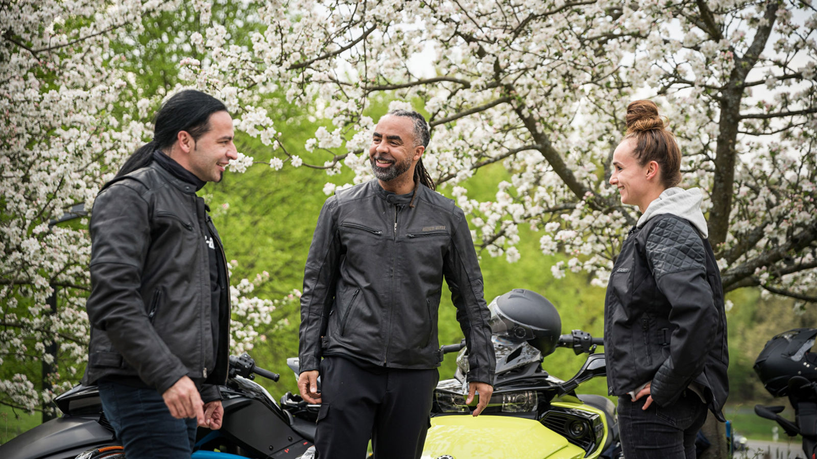 Patrick Owomoyela spricht mit anderen Ambassadors