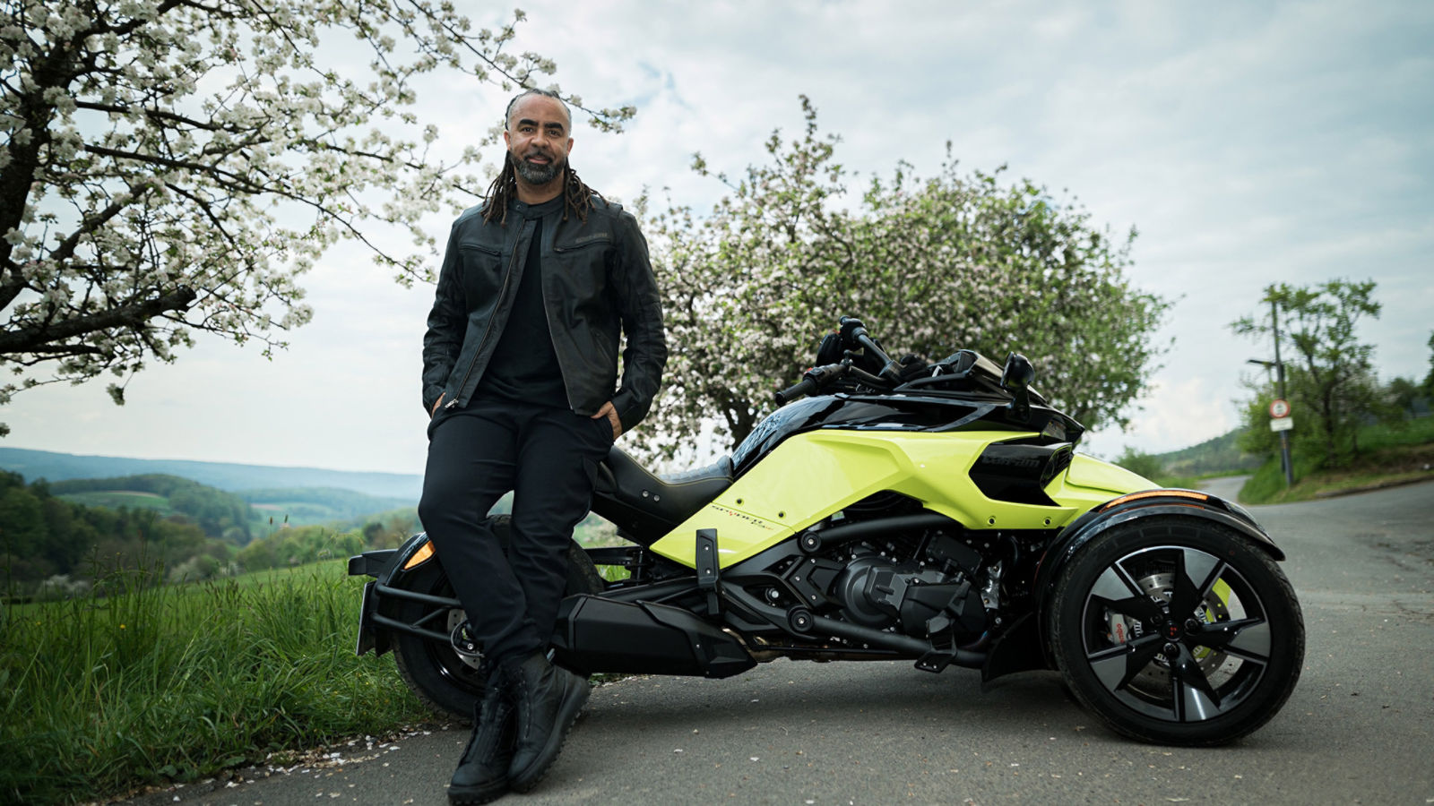 Patrick Owomoyela  stehend neben seinem Spyder F3-S