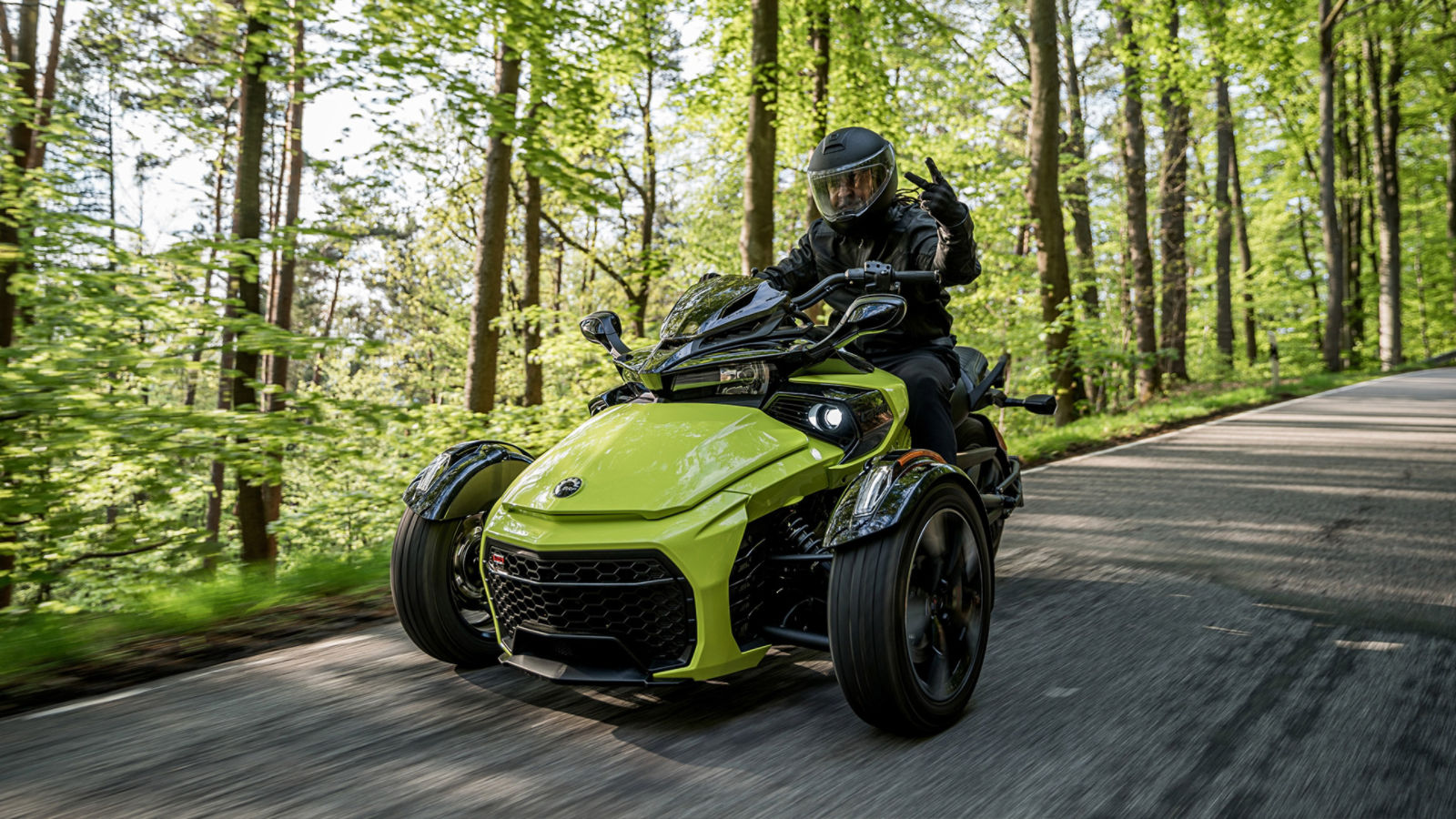 Patrick Owomoyela beim Fahren auf seinem Can-Am Spyder F3-S
