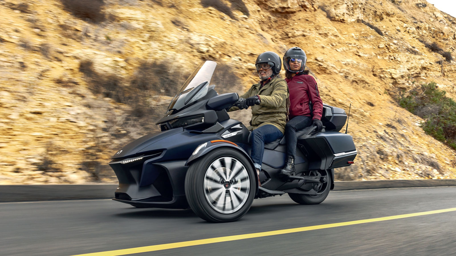 Couple sur un véhicule Can-Am 3 roues Spyder RT STS 