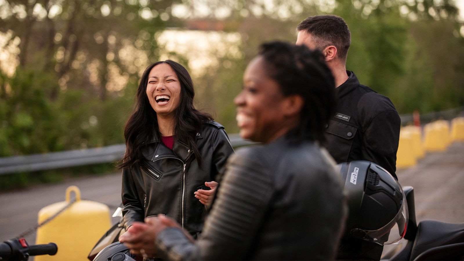 Groep Can-Am-bestuurders die samen lachen