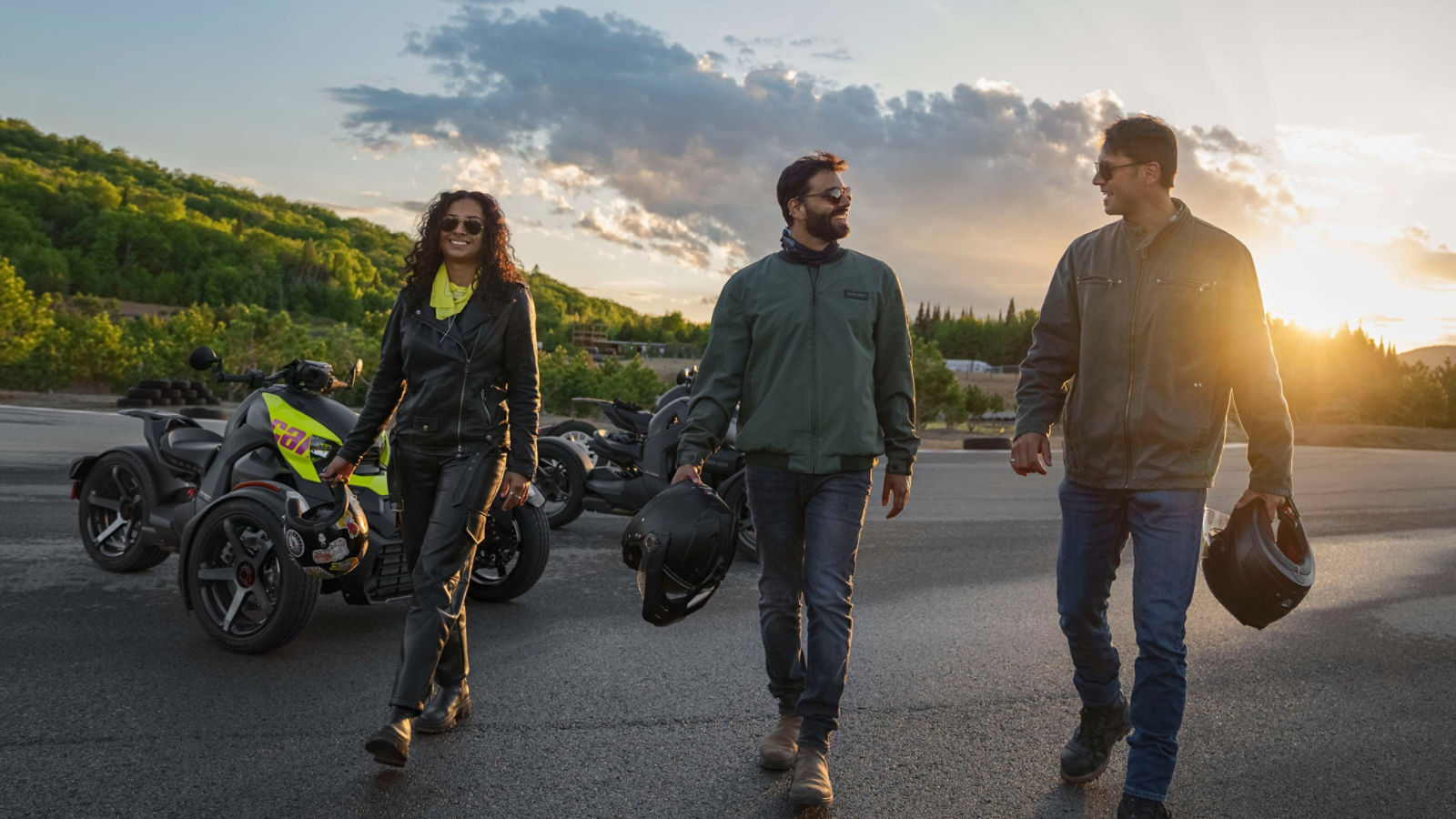 Les pilotes de trois roues équipés de vêtements Can-Am