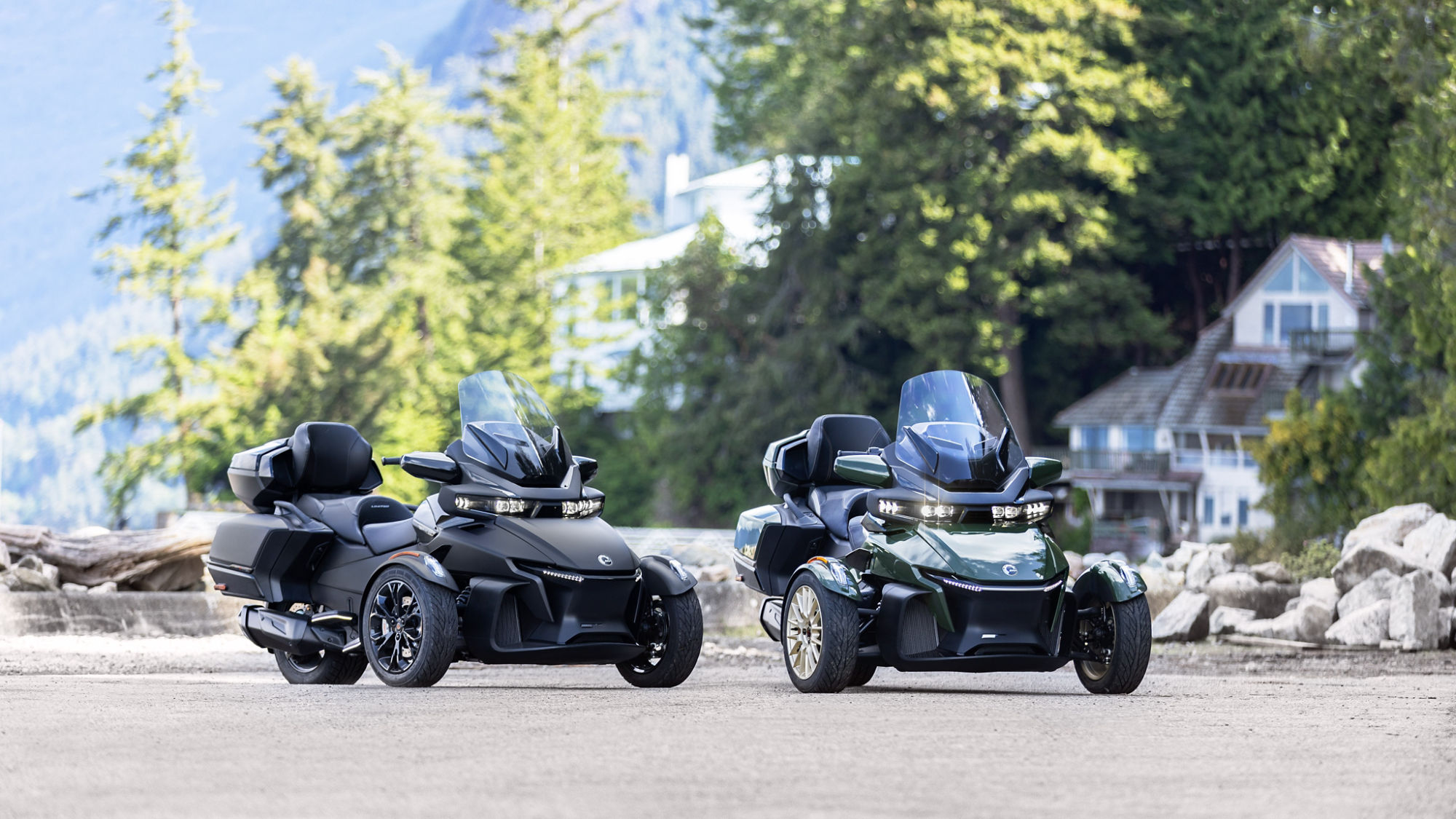 Deux véhicules 3-roues Can-Am Spyder RT côte-à-côte