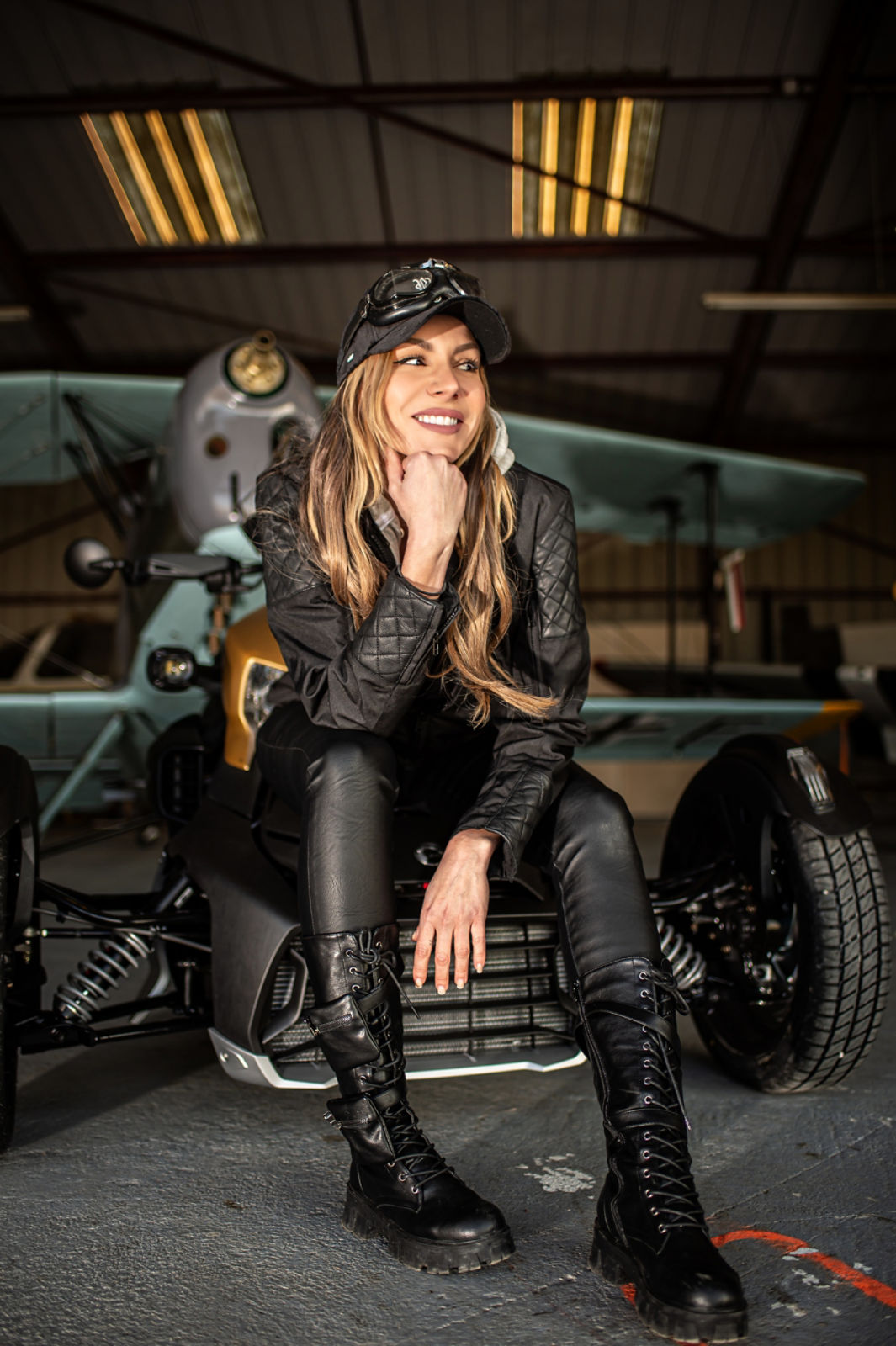 Charlee Moss sitz auf der Haube eines Can-Am Ryker.