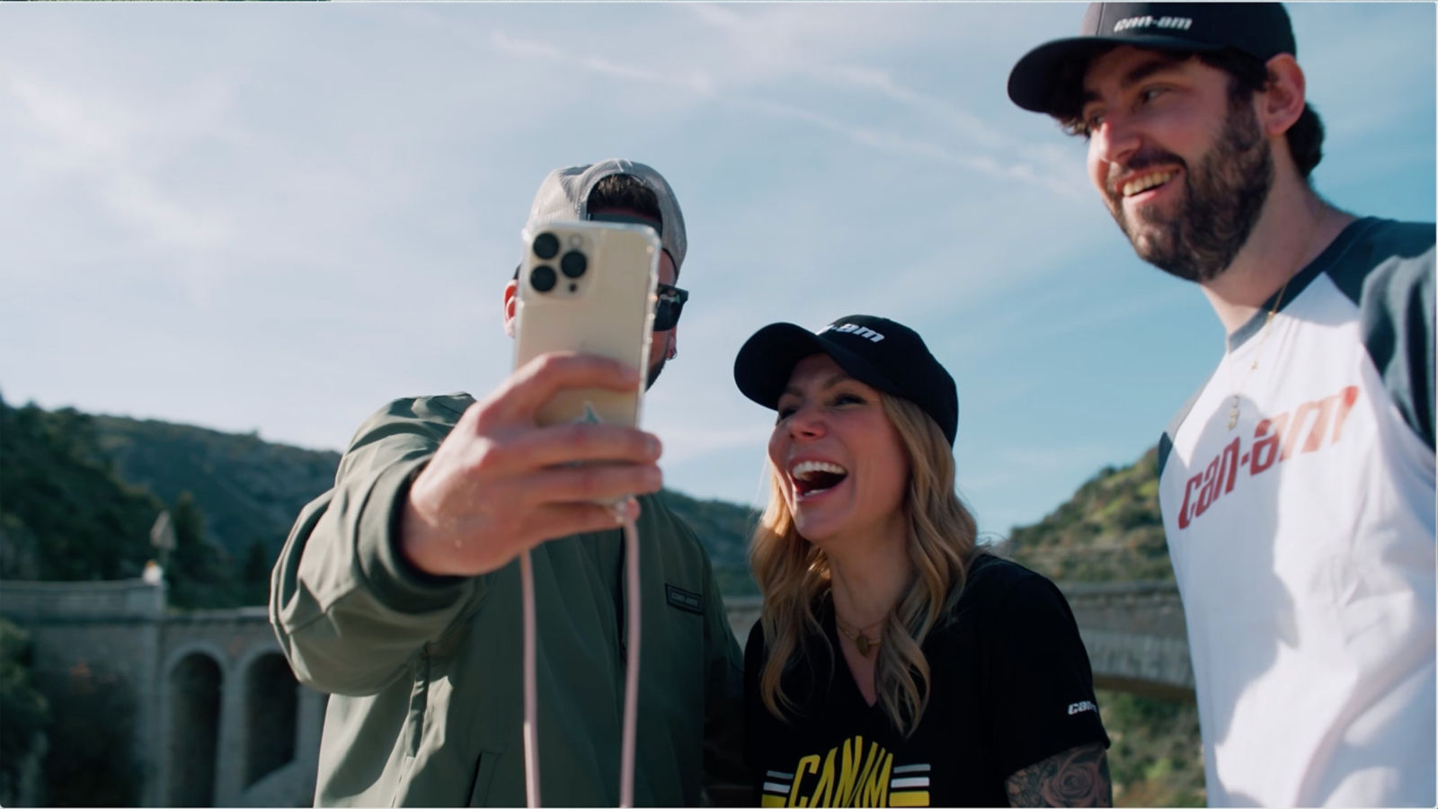 Charlee Moss mit ihren Freunden