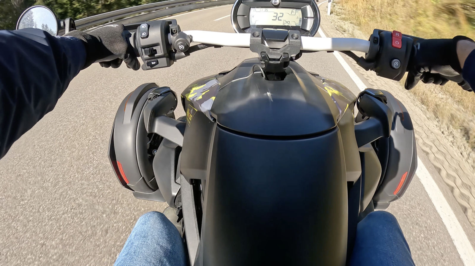 Blickwinkel des Fahrers auf die Bedienelemente eines Can-Am Spyder während der Fahrt