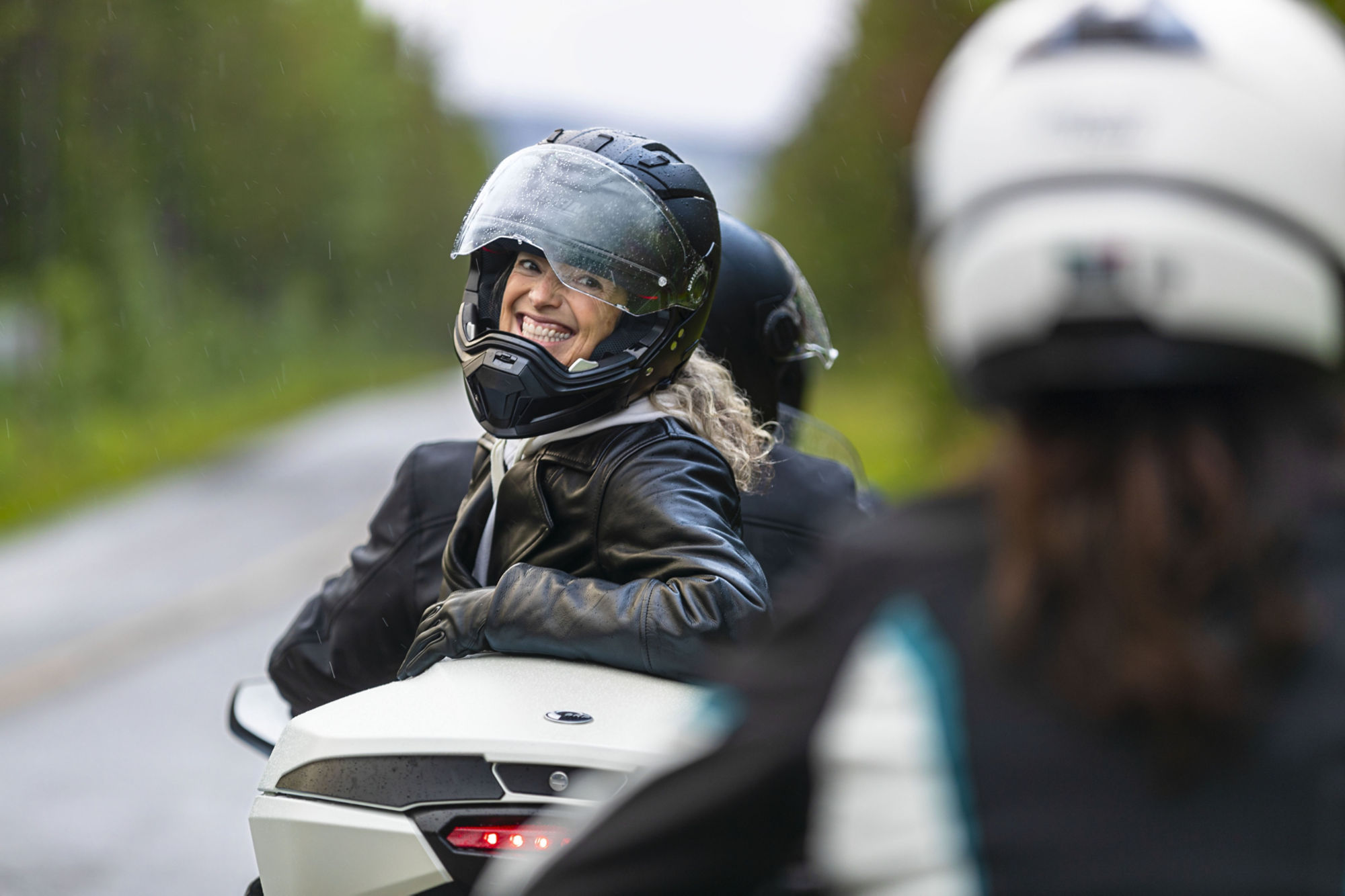 Une femme souriante sur son Spyder RT Sea-To-Sky tout équipé.