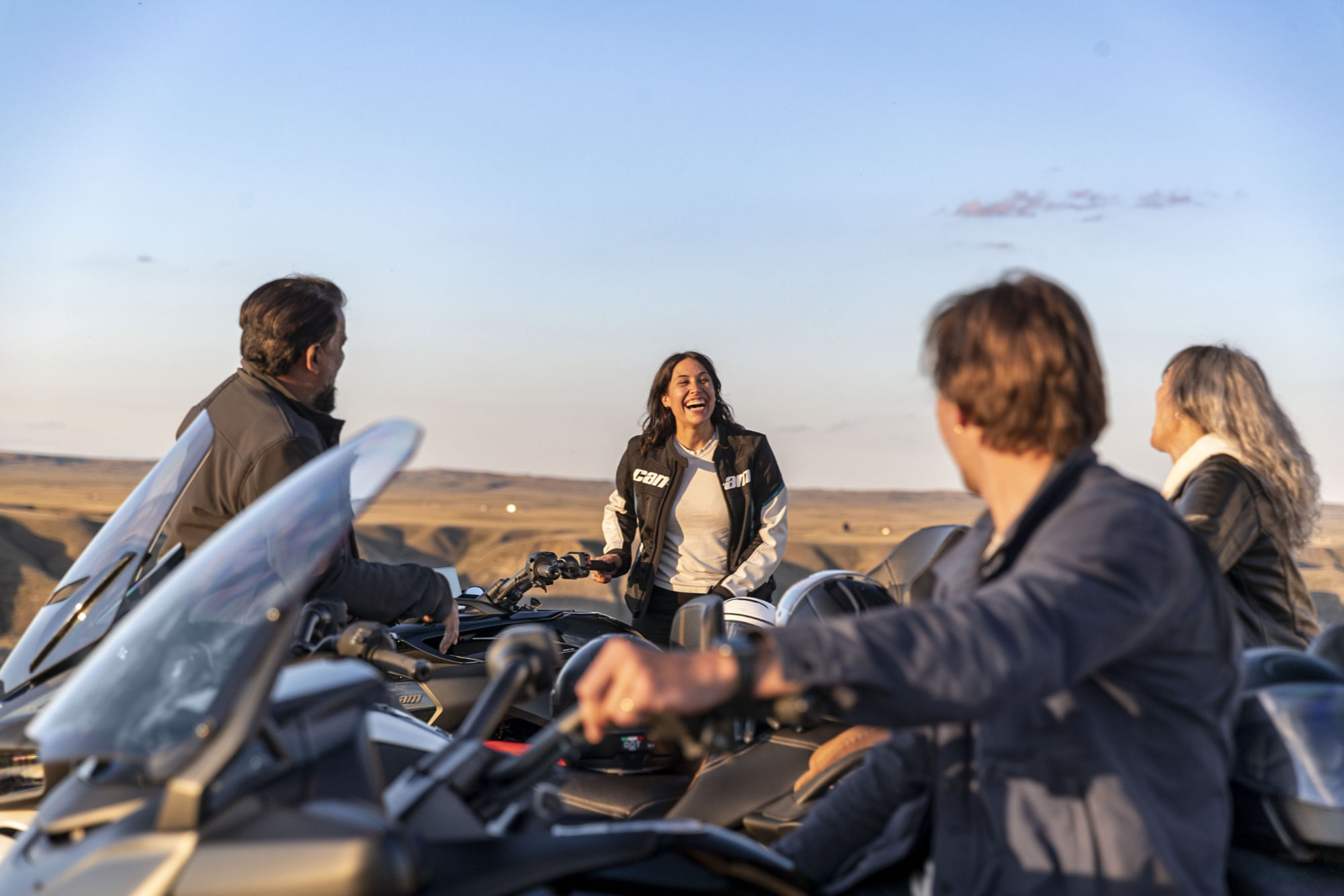 Une femme souriante avec son groupe d'ami sont sur leur Can-Am Spyder F3-S