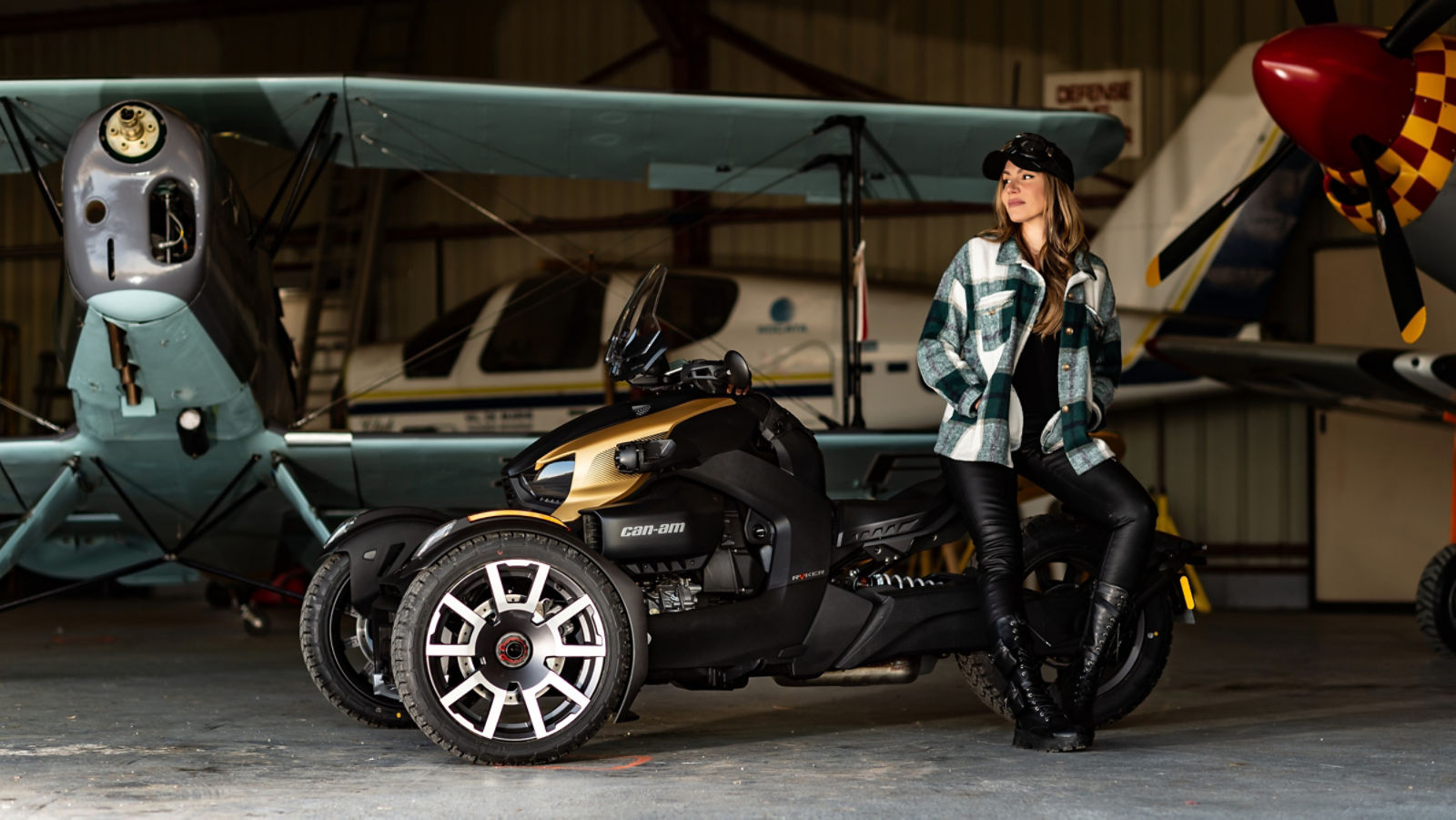 Charlee Moss au guidon d’une moto à trois roues Can‑Am Ryker sur route.