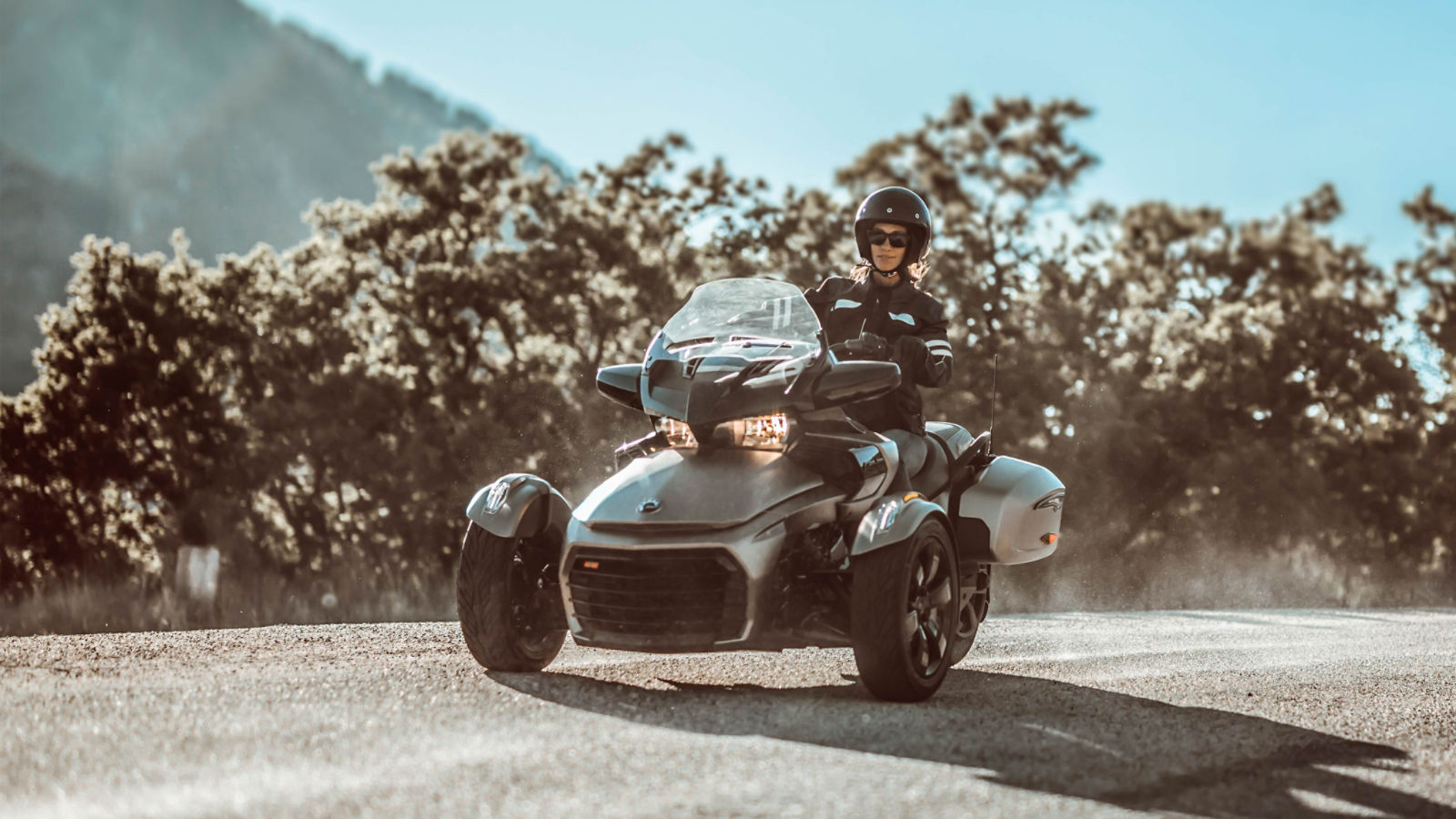 Frau auf einem Can-Am Spyder