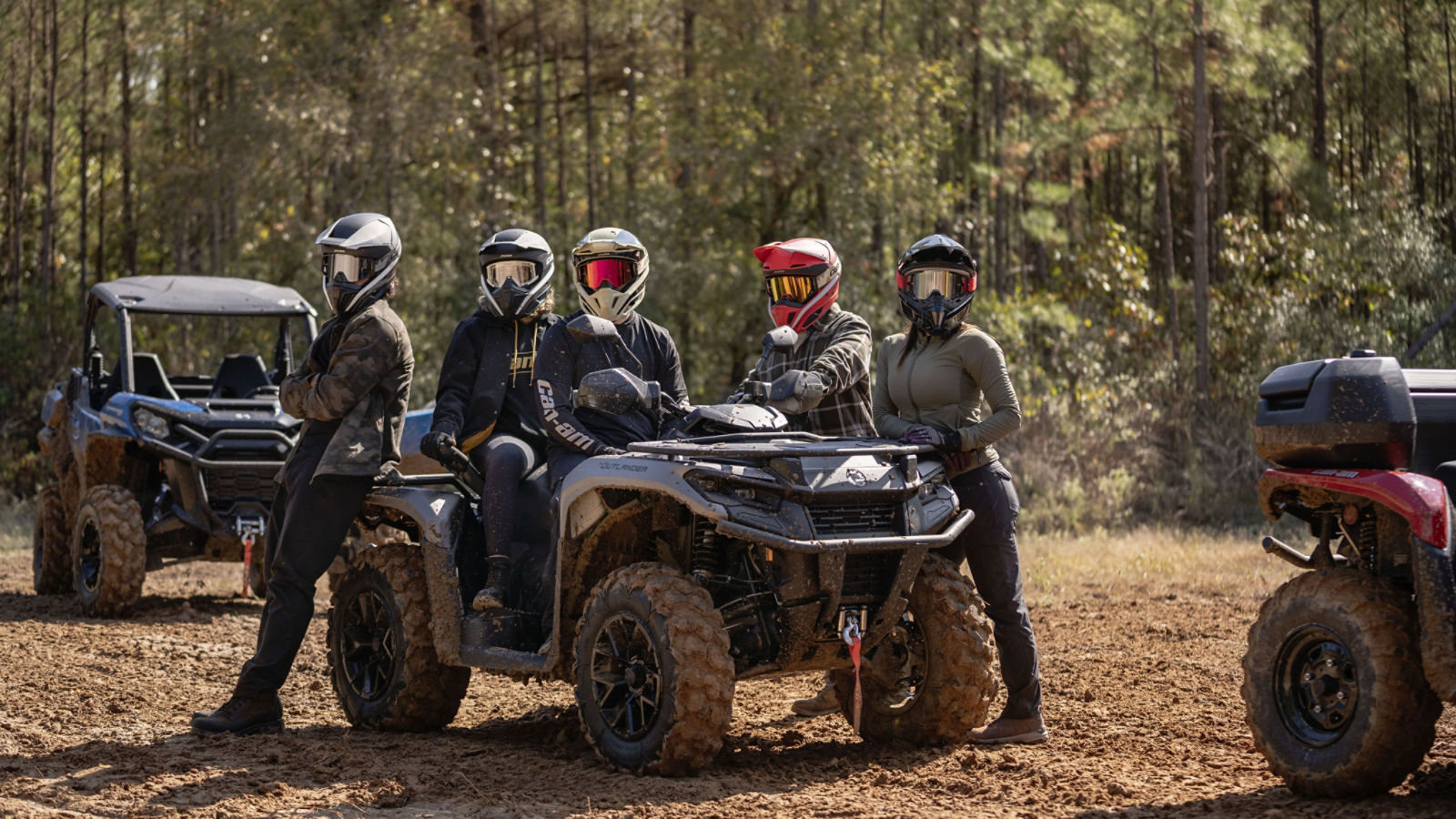 Groep vrienden naast hun atv