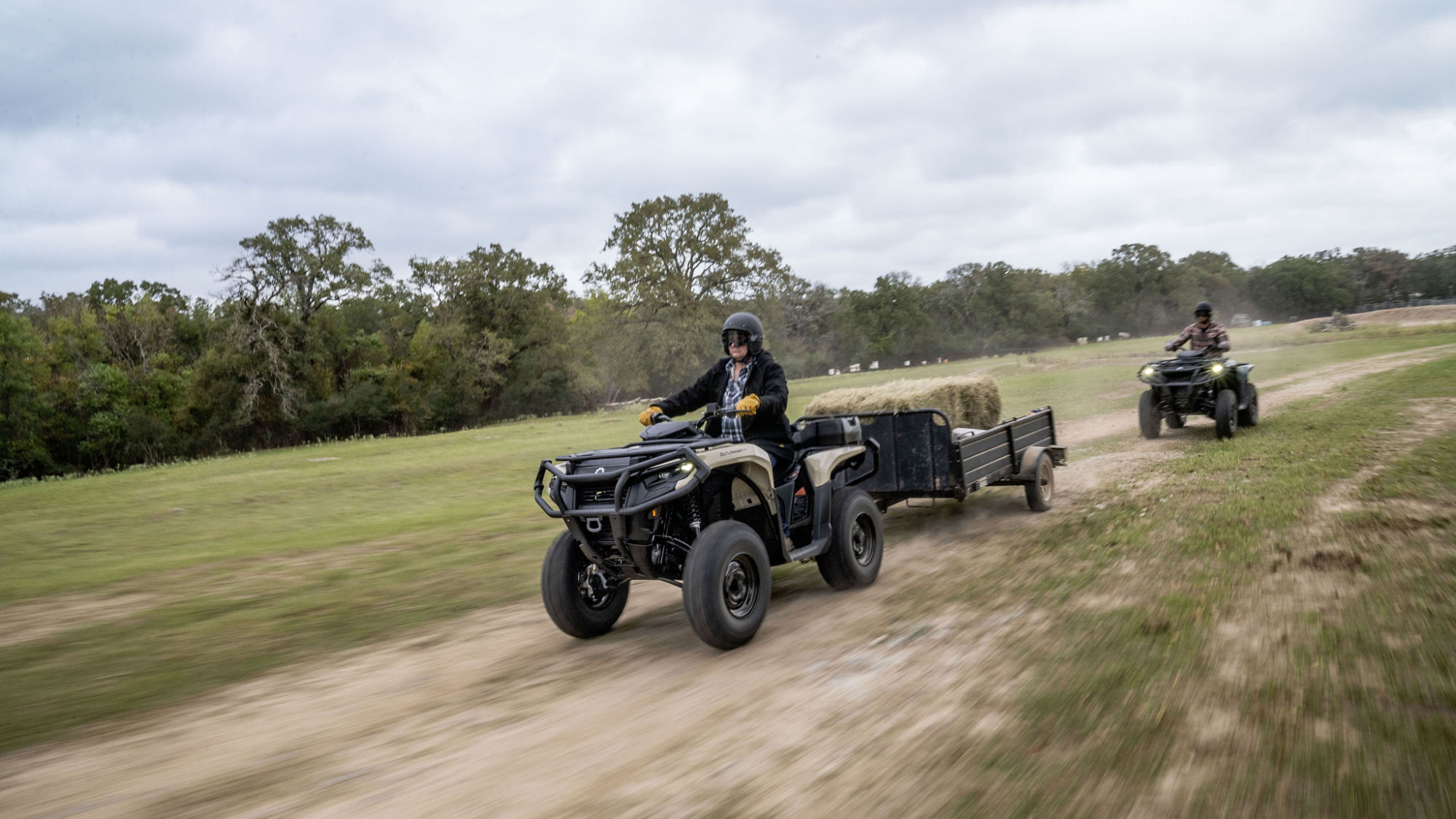 Fermier qui décharge du foin de son Can-Am Defender côte-à-côte