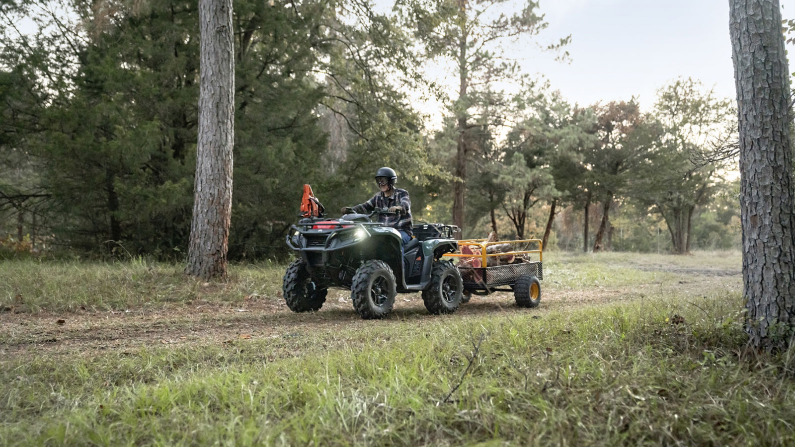 Hombre arrastrando un remolque con su Can-Am Outlander