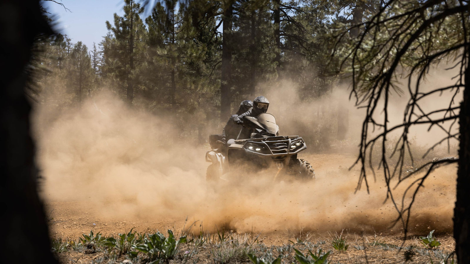 Can-Am Outlander 2022 recorriendo un sendero polvoriento