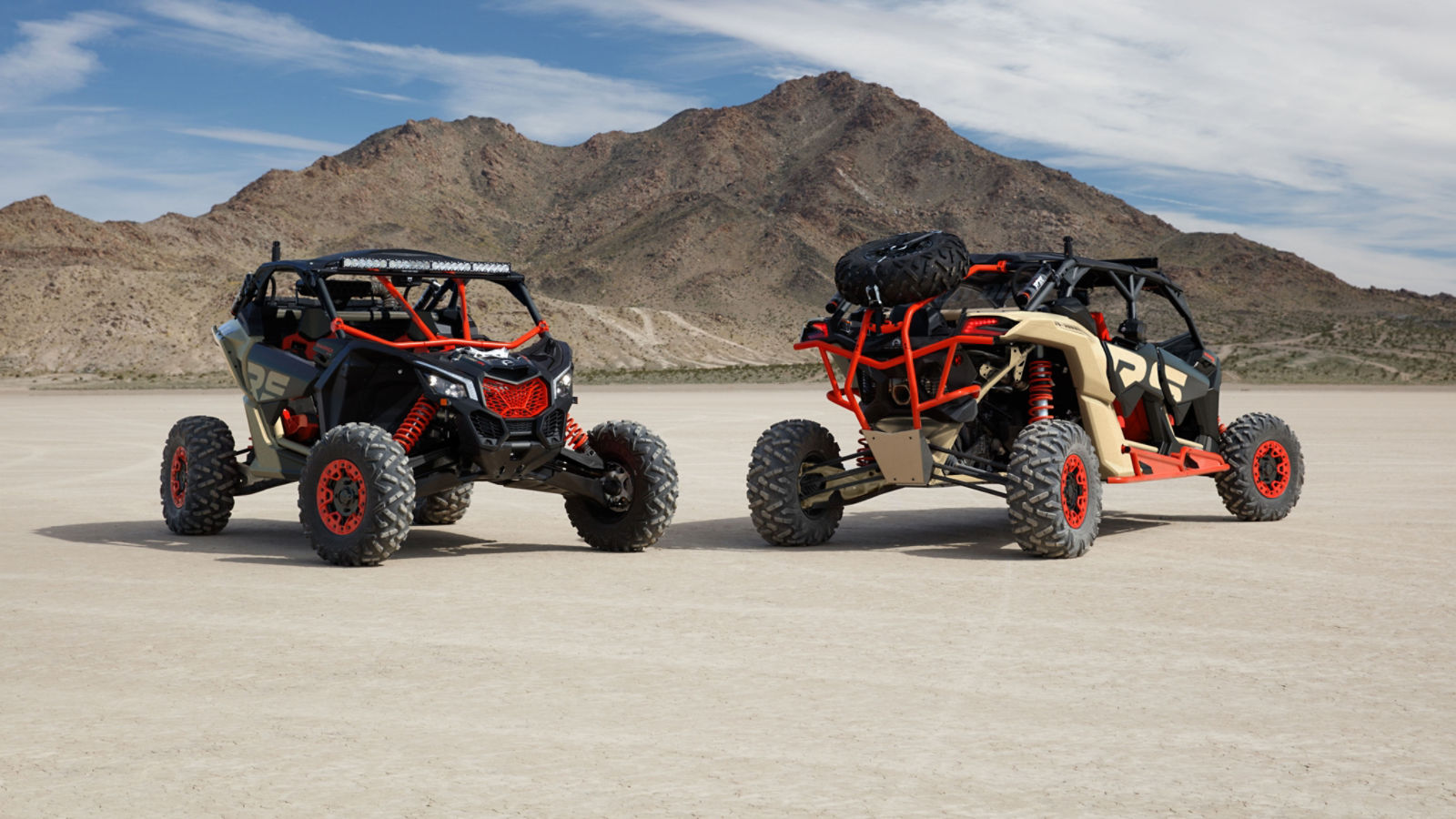 2 vehículos Can-Am Off-Road en el desierto  