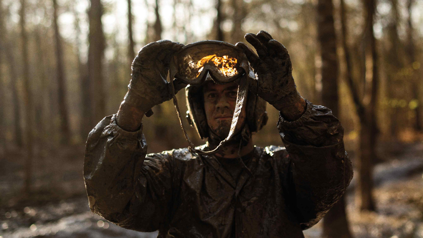 Un conducteur de véhicule Can-Am hors route avec des lunettes de protection boueuses