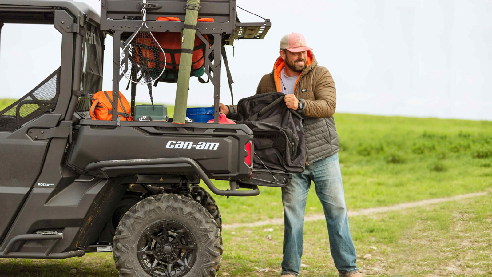 Un hombre retira una bolsa de su side-by-side