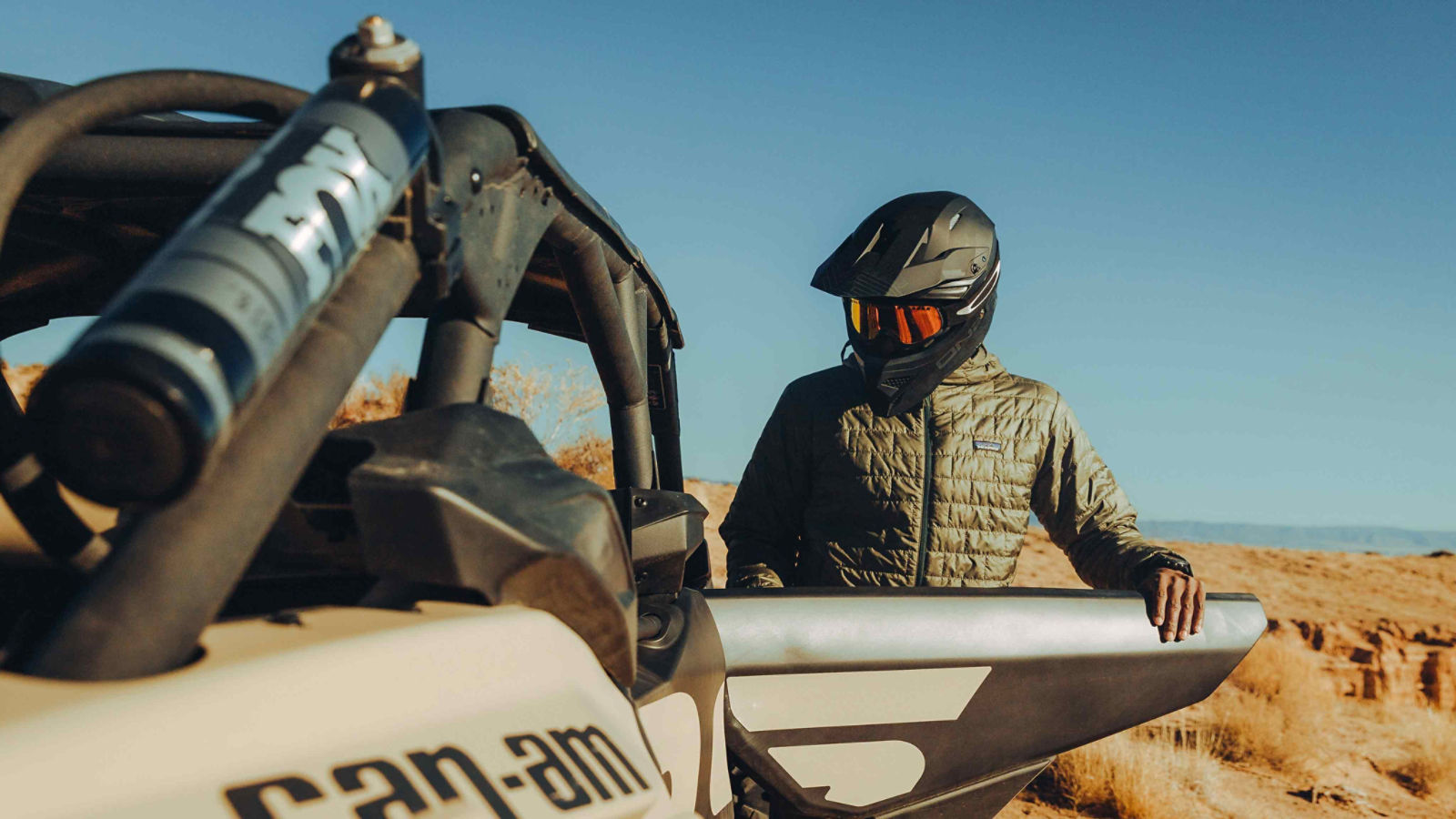 Un conductor de Can-Am Off-Road y su side-by-side