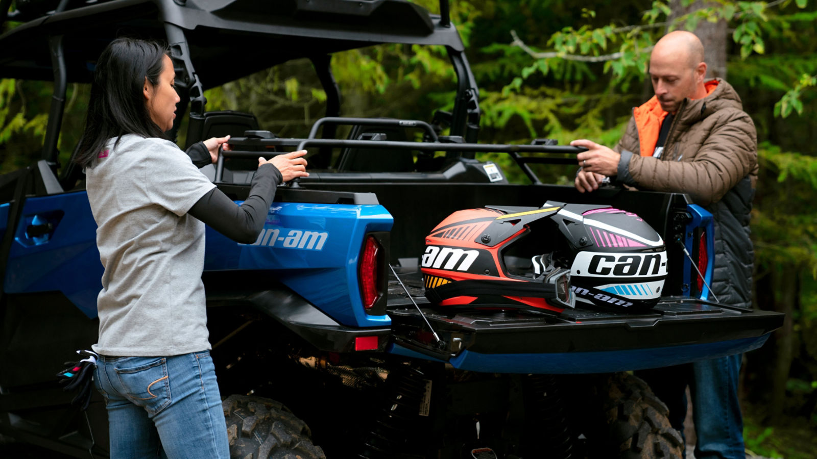 2 Off-Road riders adjusting LinQ rack