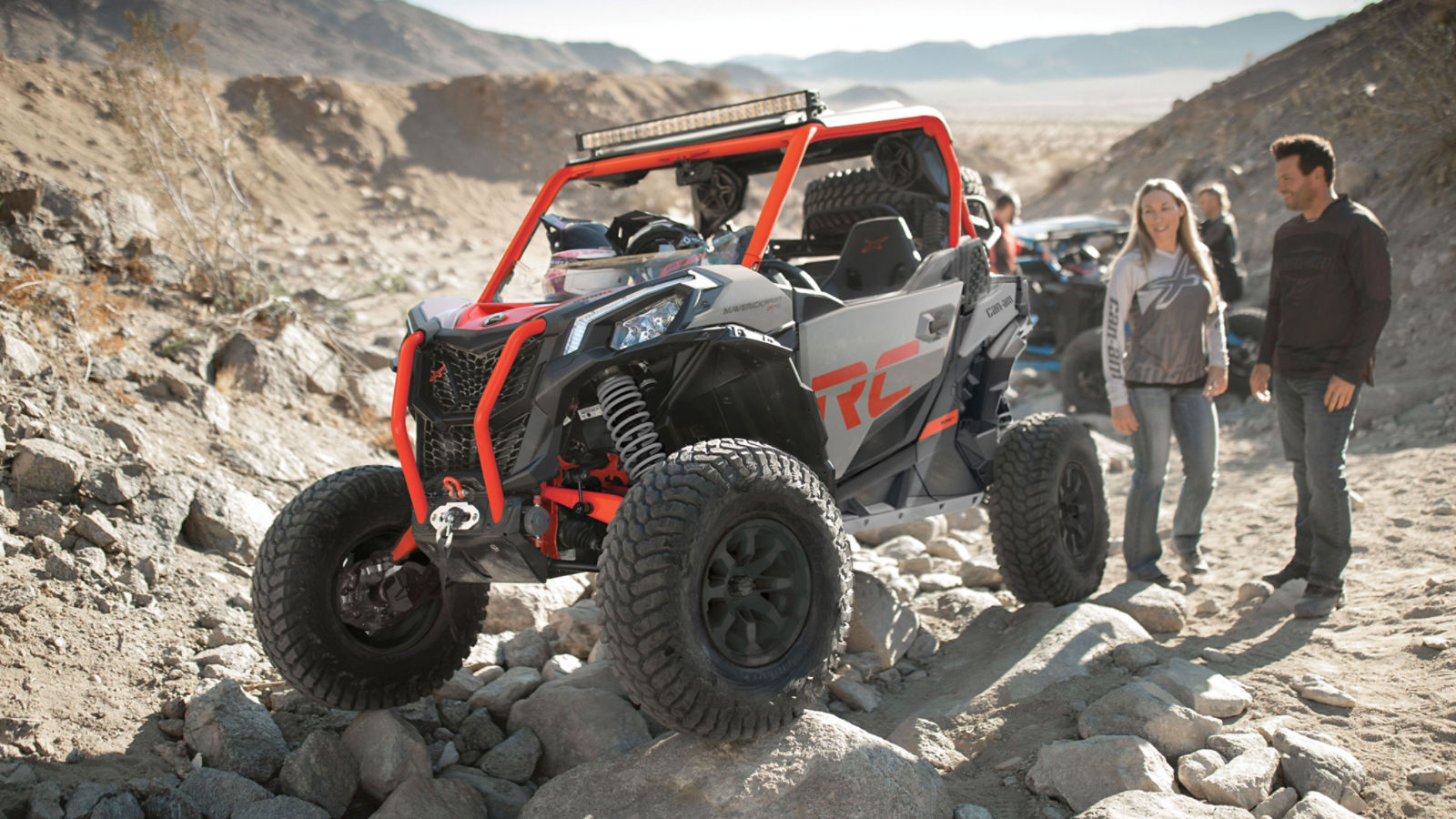 2 parejas y 2 vehículos Can-Am Off-Road