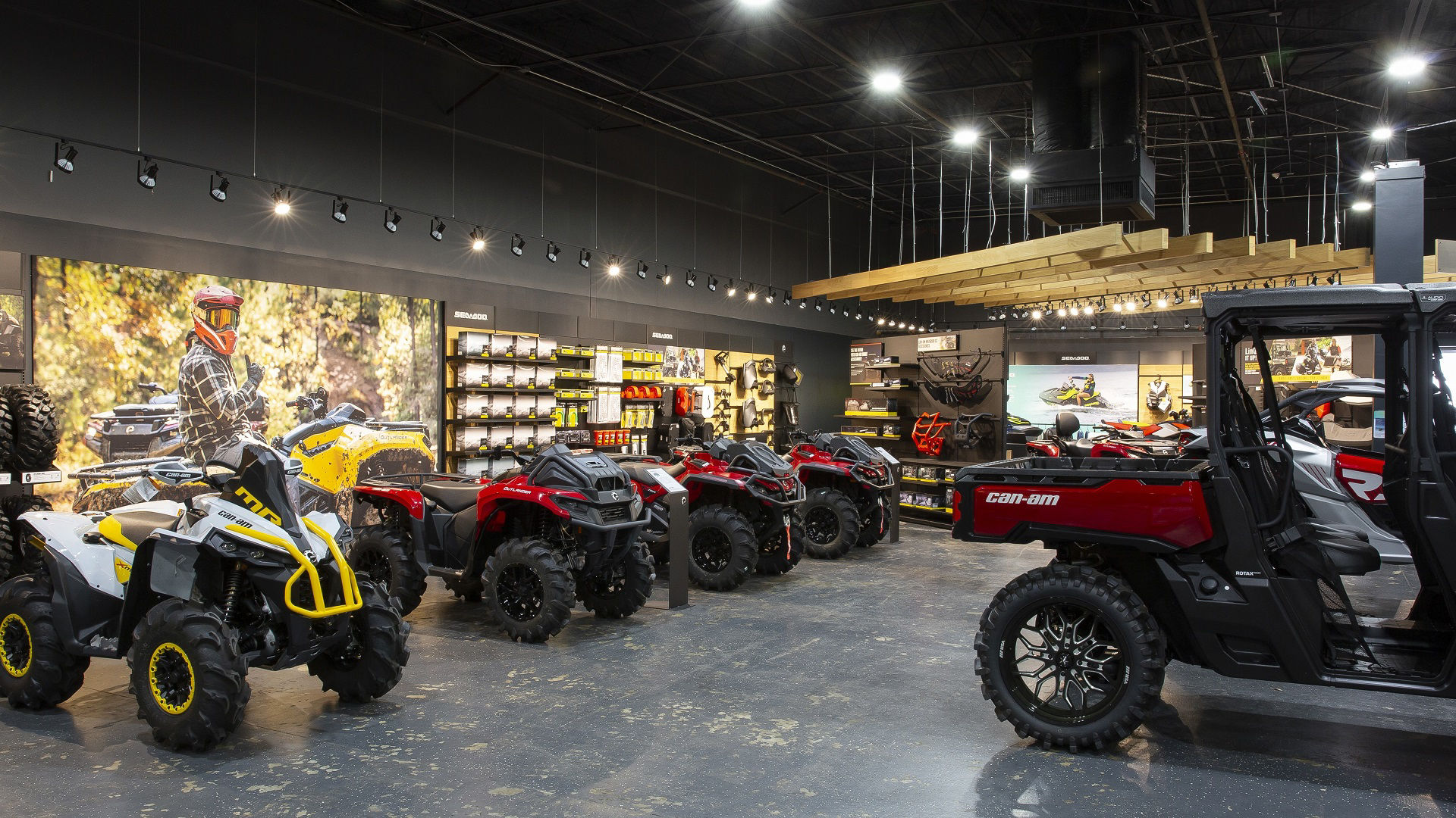 Muchos ATV y side-by-sides Can-Am en un solo concesionario