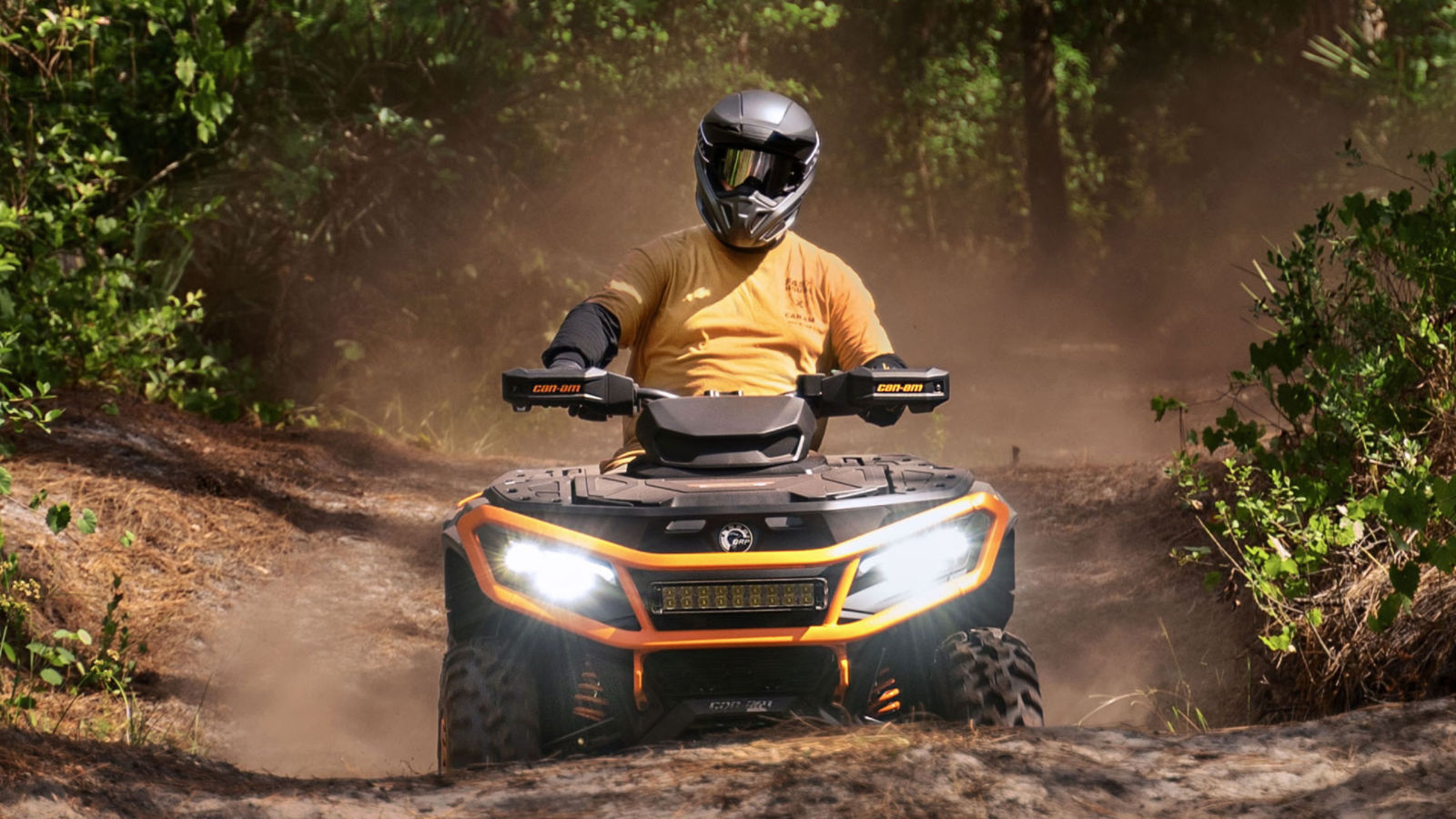 Pilote sur Can-Am Outlander arrivant sur une bosse