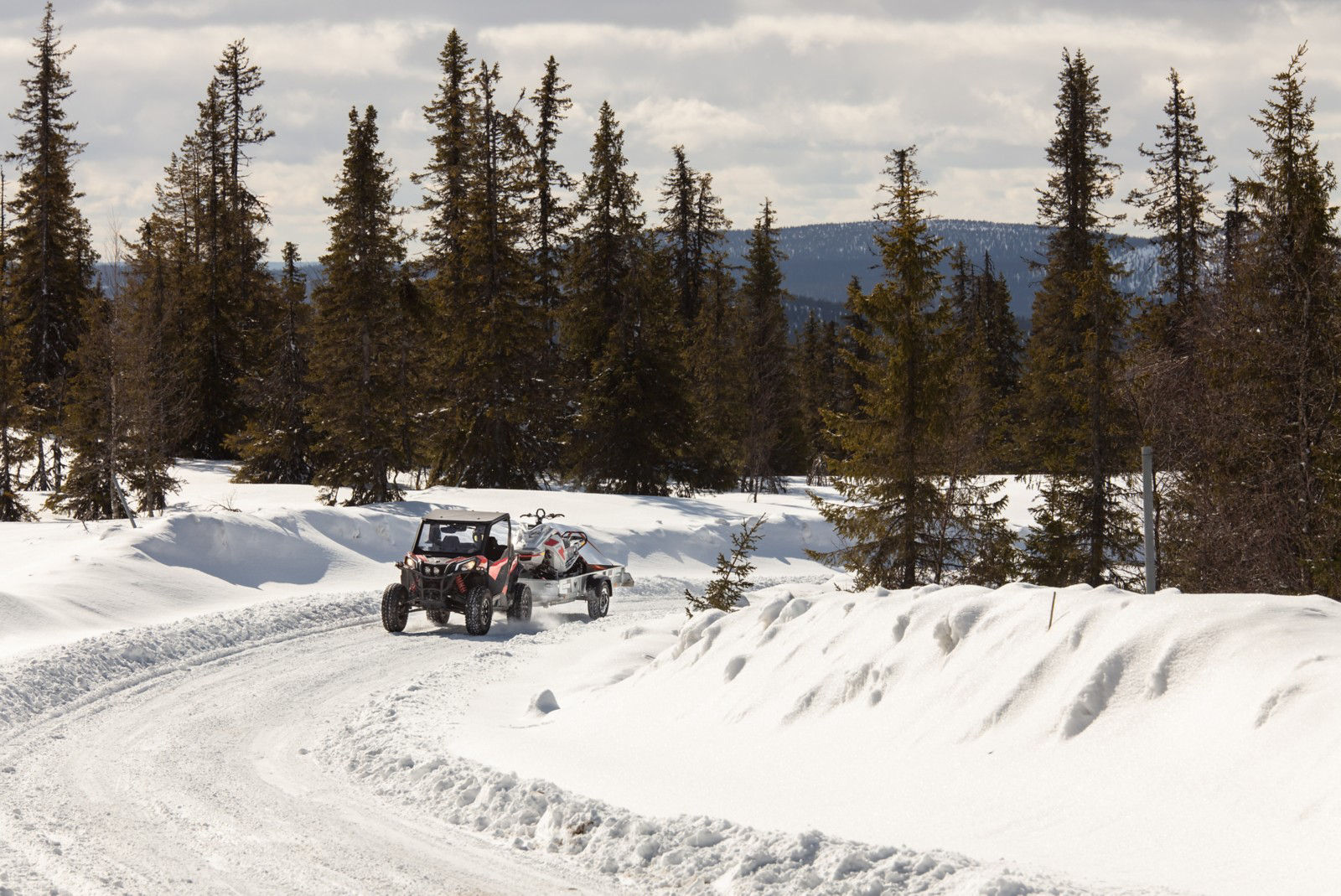 Maverick Sport met een aanhangwagen met sneeuwscooter