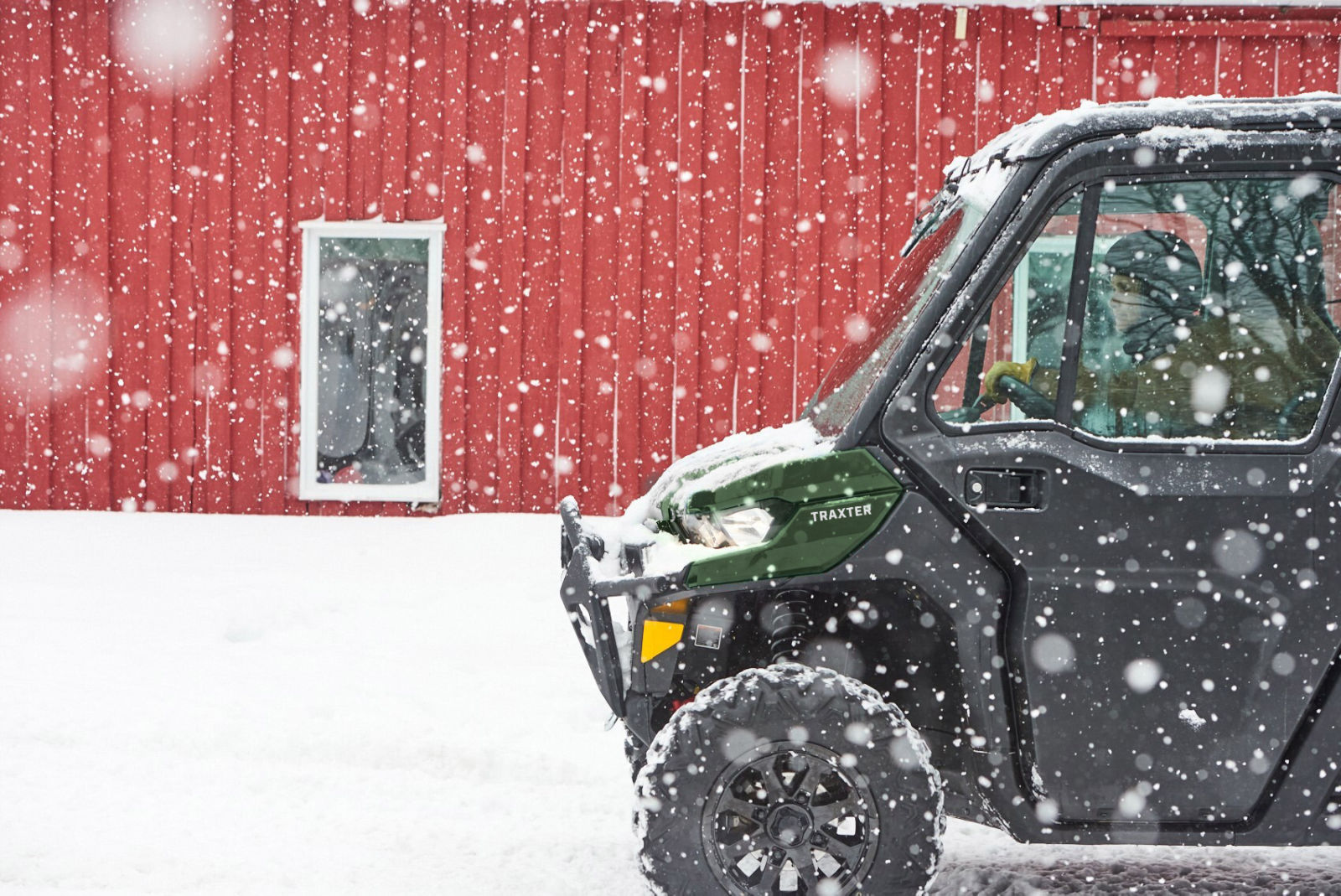Kaksi henkilöä Traxterin vieressä 