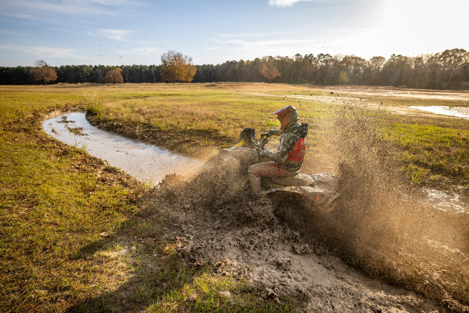 ATVs Can-Am Off-Road Outlander X mr 2021 en un sendero polvoriento